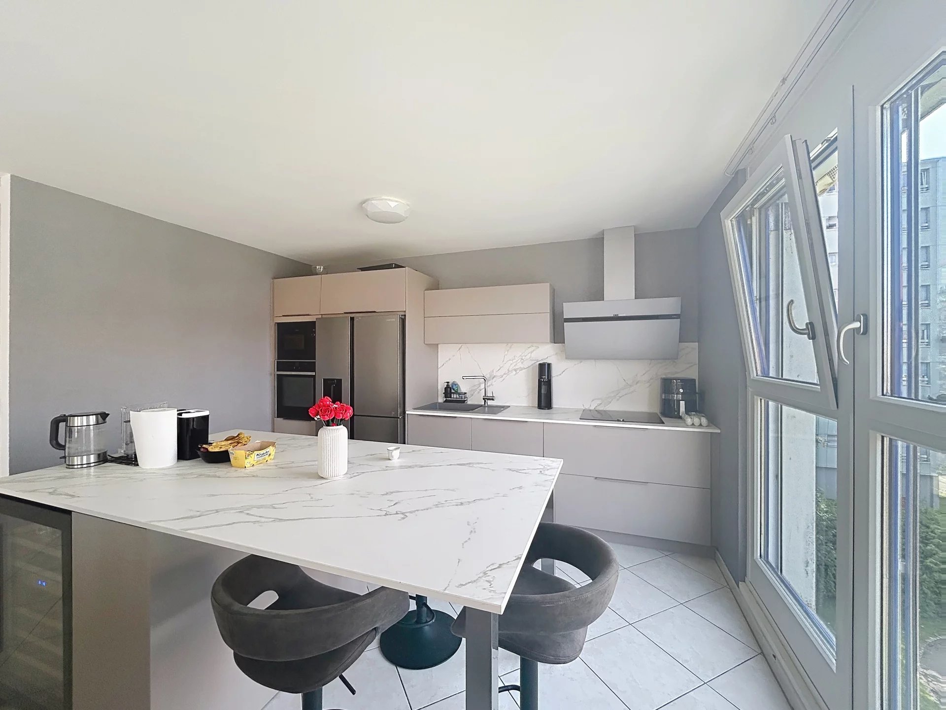 Lumineux et spacieux appartement – Garage & place intérieure – Centre-ville