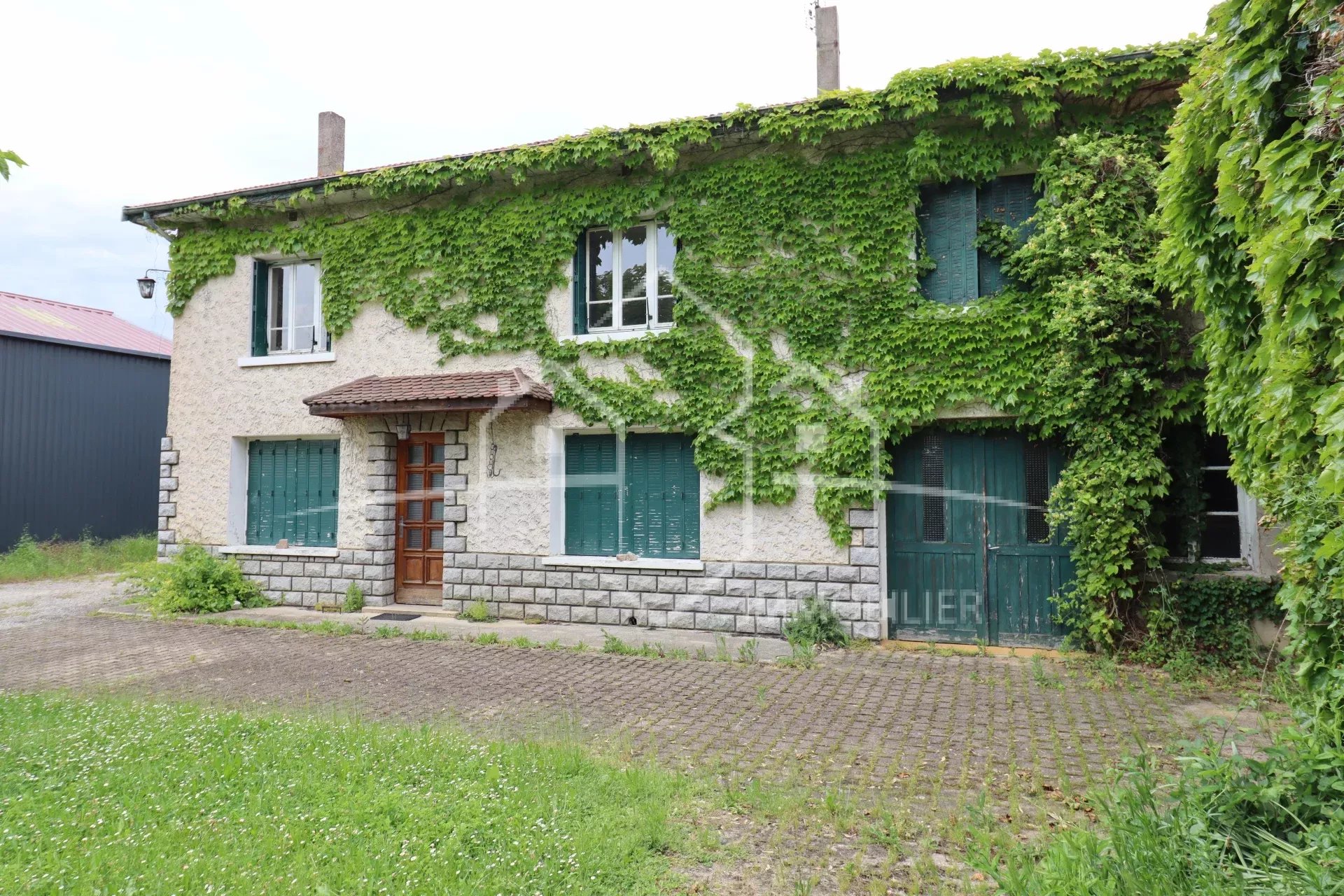 MAISON AVEC DEPENDANCES