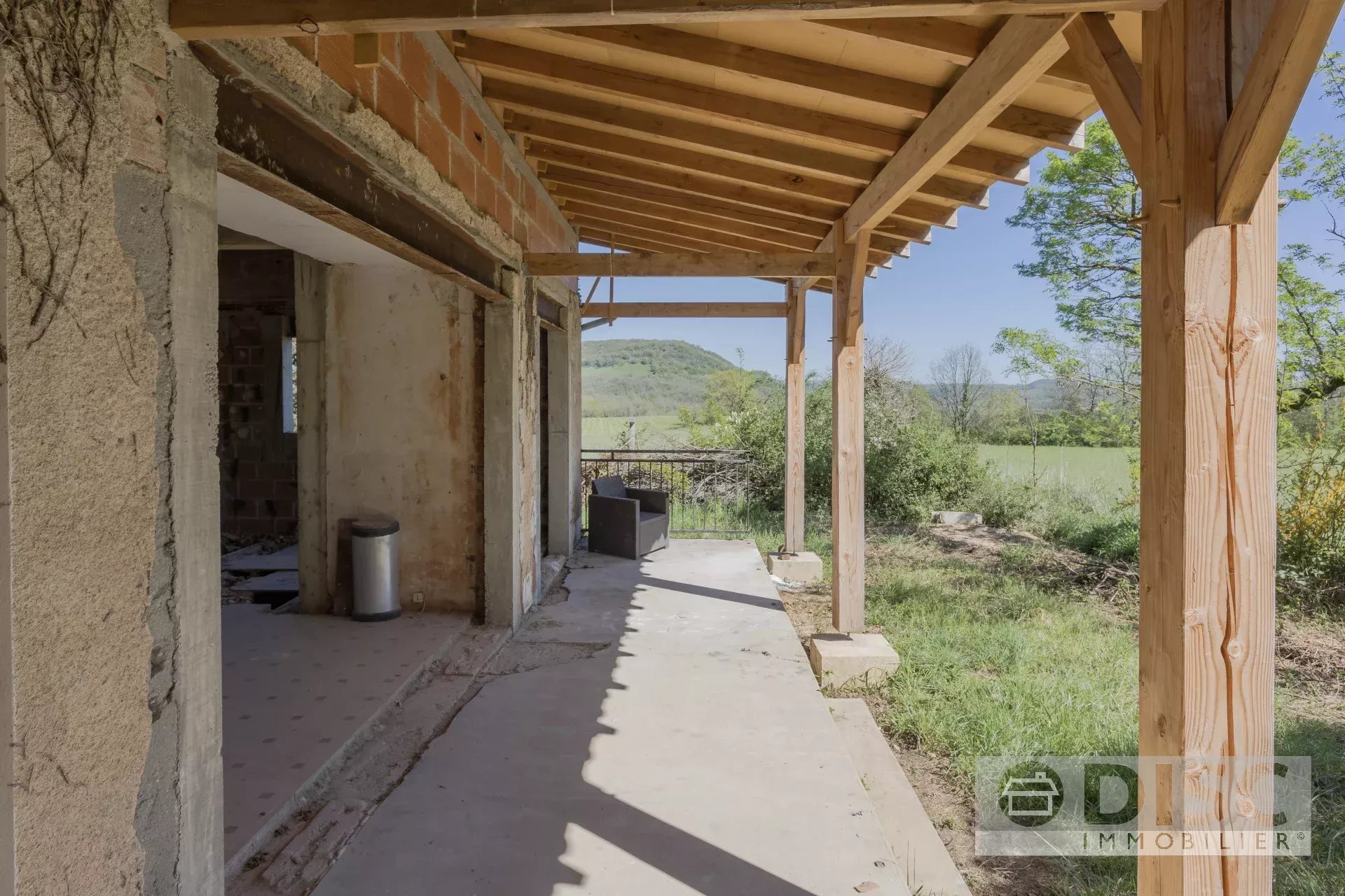 Bâtisse partiellement rénové avec beau terrain et situation très calme. - Photo 3