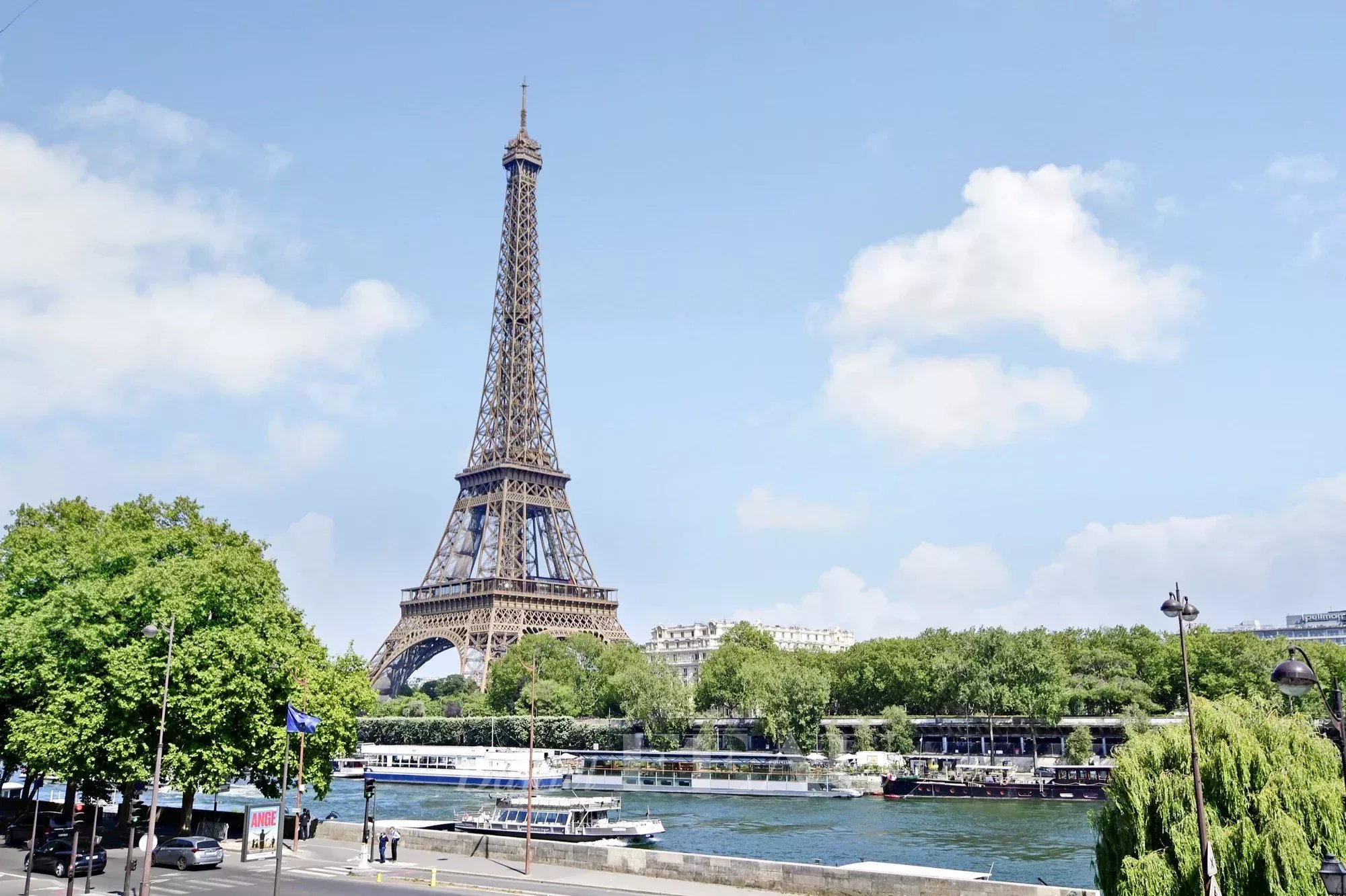 Paris 16th District –  A superb pied a terre commanding an exceptional view