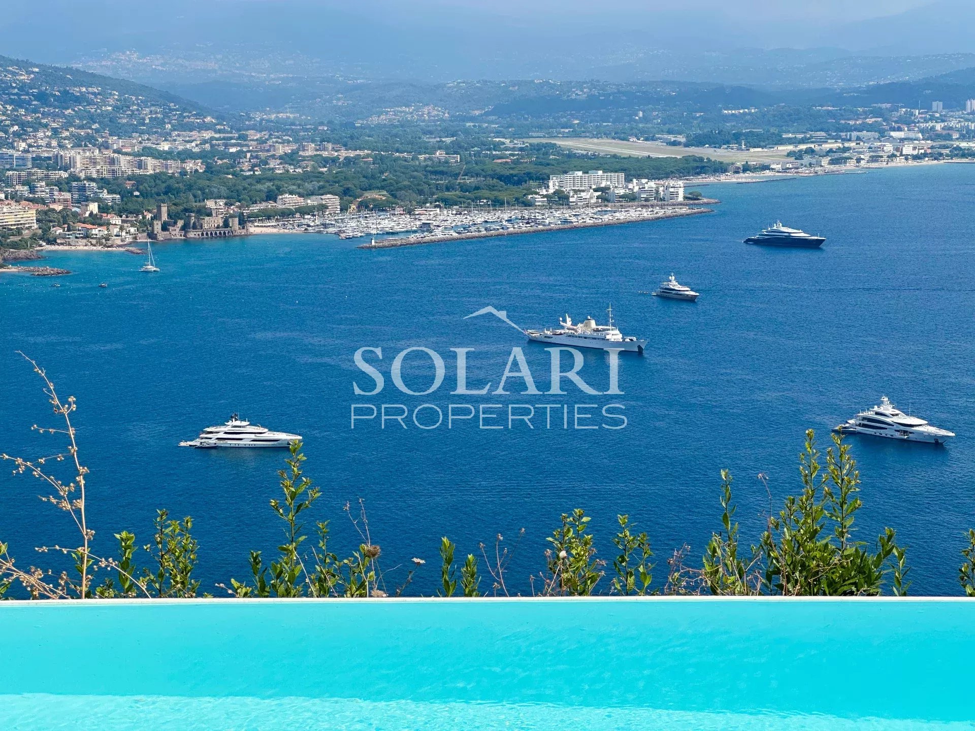 Modern villa with swimming pool and panoramic view of the bay of Cannes