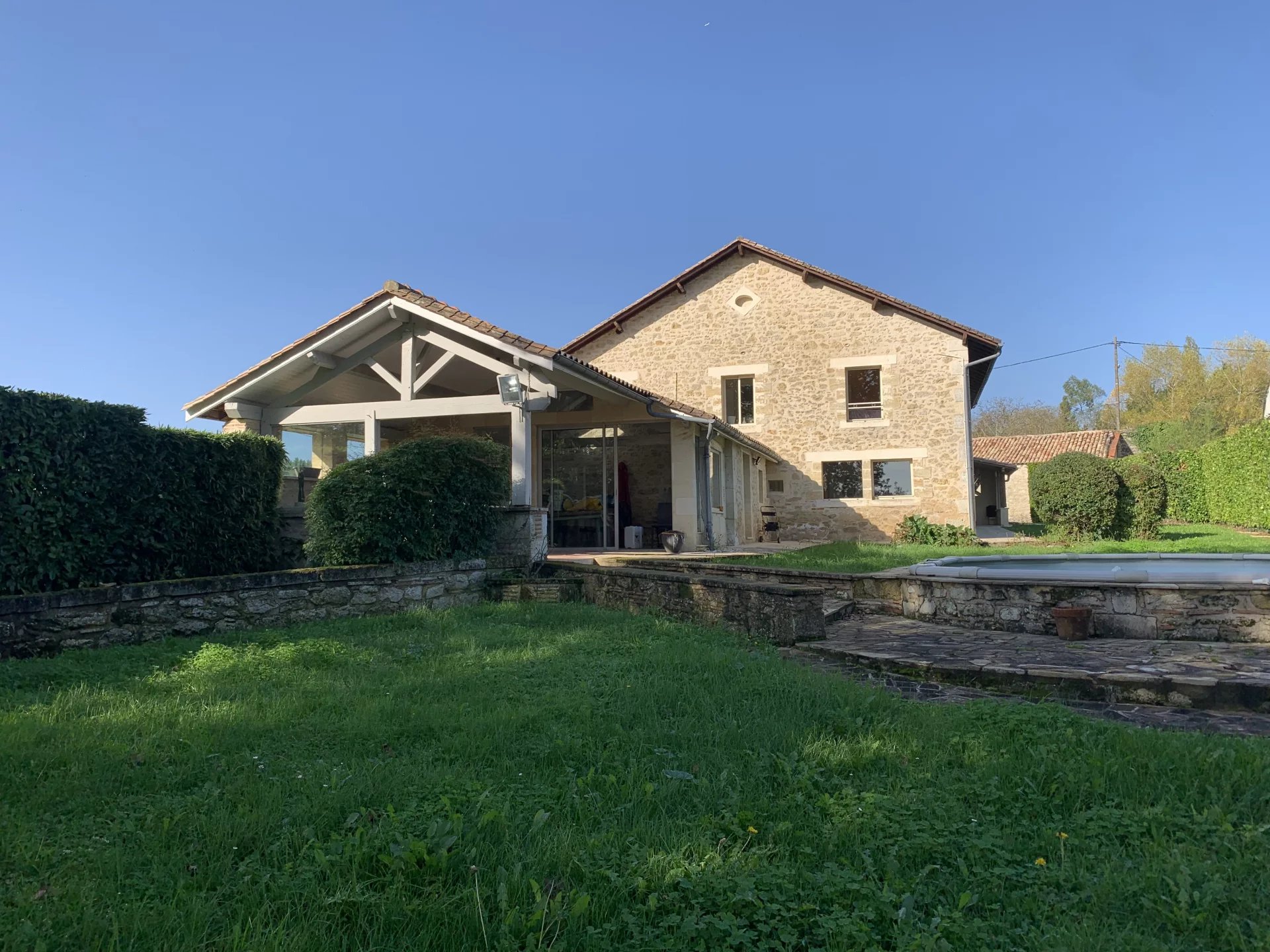 Maison en pierre avec 4 chambres, piscine, étang