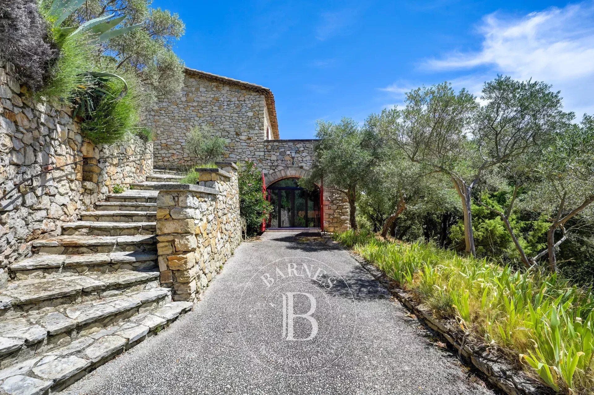 AIX-EN-PROVENCE – HOUSE 286 SQM – 6 BEDROOMS – SWIMMING POOL – PANORAMIC VIEW – GARDEN 3,500 SQM