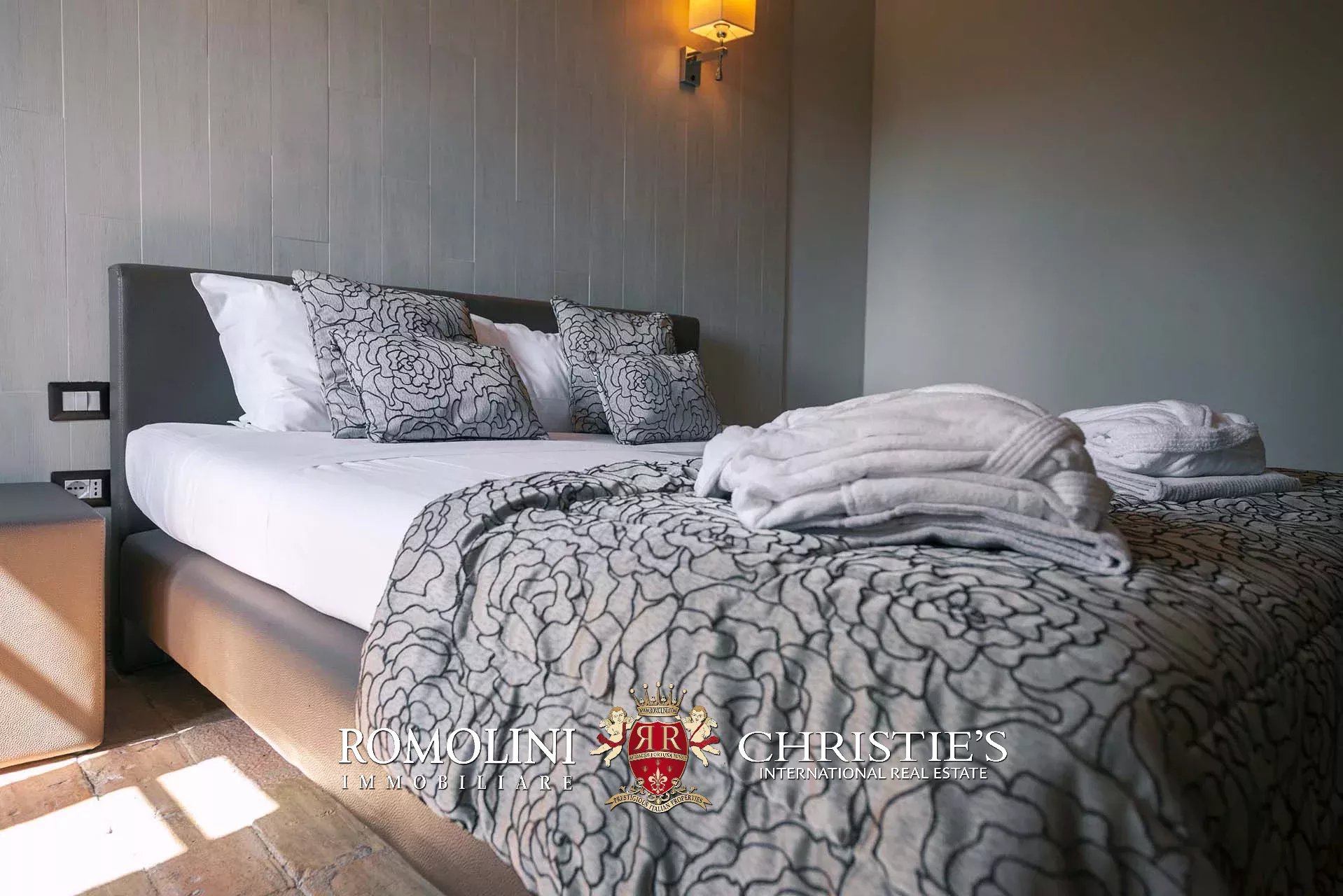 8 Bedroom Villa/Townhouse's Image 60