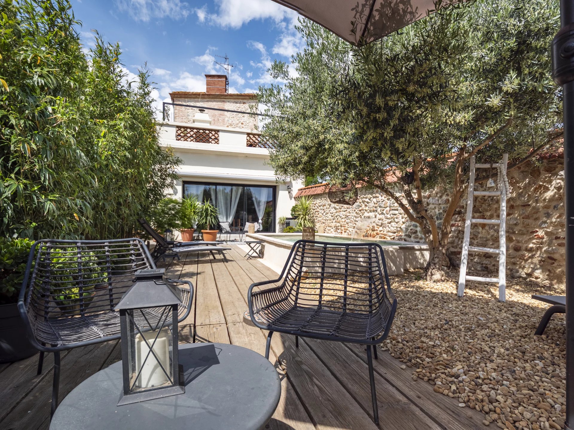 MAISON DE MAITRE AVEC PISCINE ET DEPENDANCE, THUIR