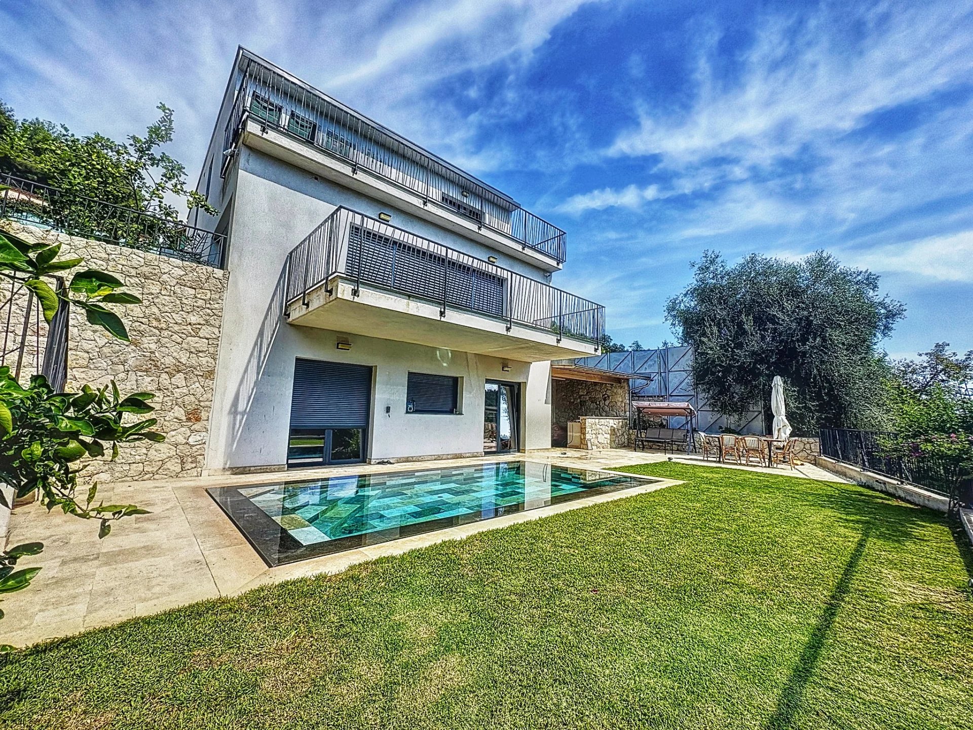 MODERN VILLA WITH POOL AND GARDEN