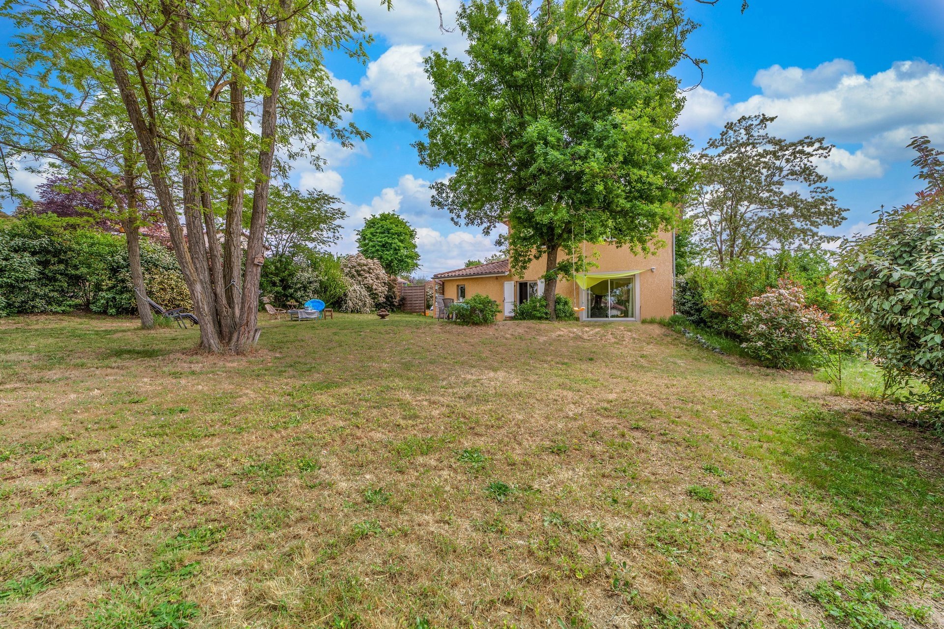 Maison avec 4 chambres sur 1362m² de terrain.