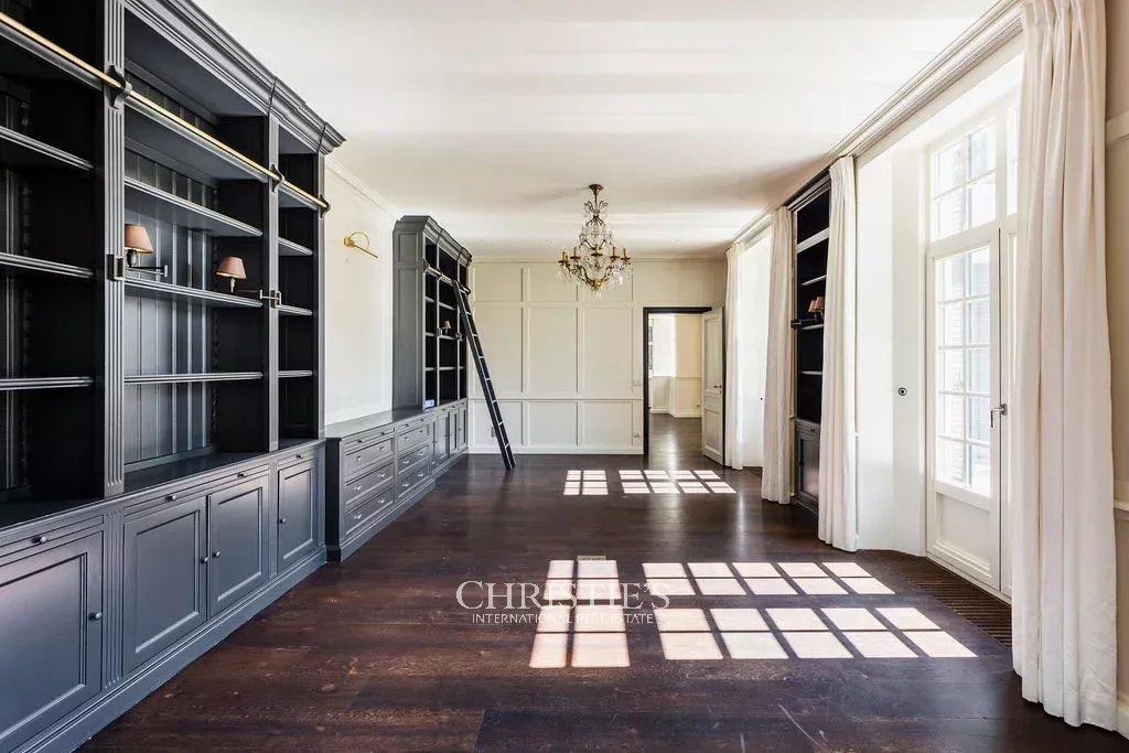 Manoirwijk – Charmante villa op een achterliggend perceel van 55 are