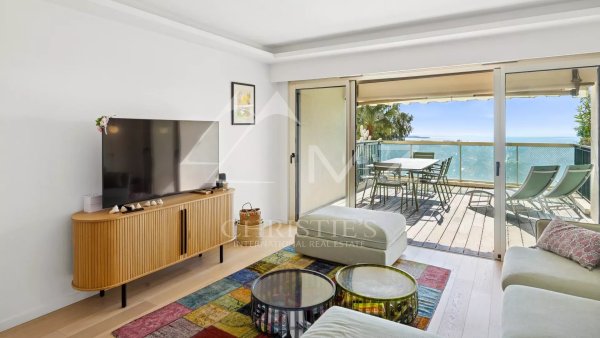 For Sale: Co Exclusivity Renovated Apartment with Panoramic Sea View in Residential Le Cannet — photo 6