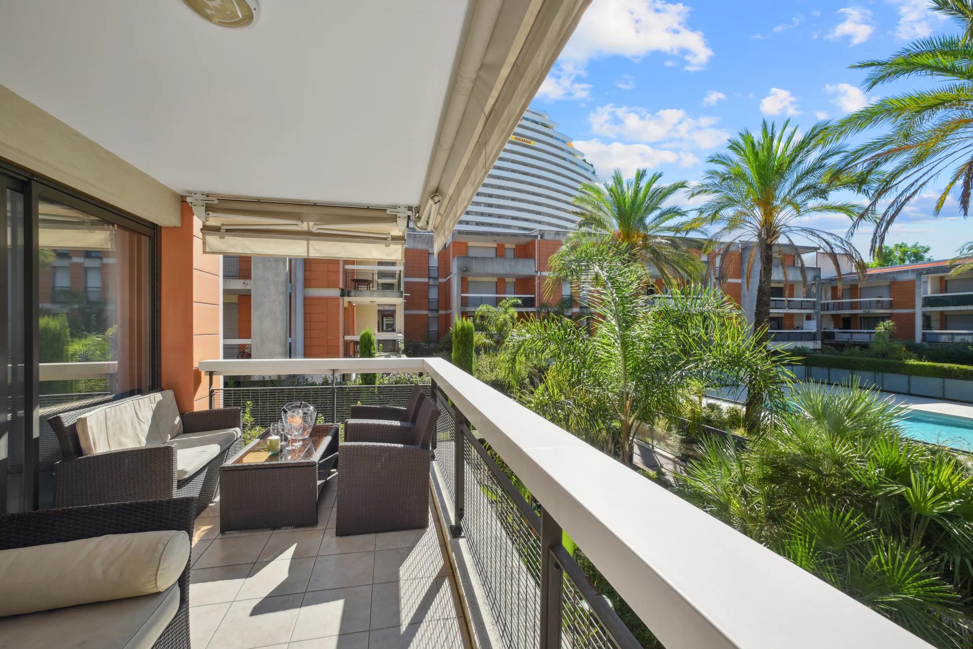 SOLE AGENT - VILLENEUVE LOUBET - Walking distance from the beaches, 3/4-room corner flat with terrace in recent residence with pool.