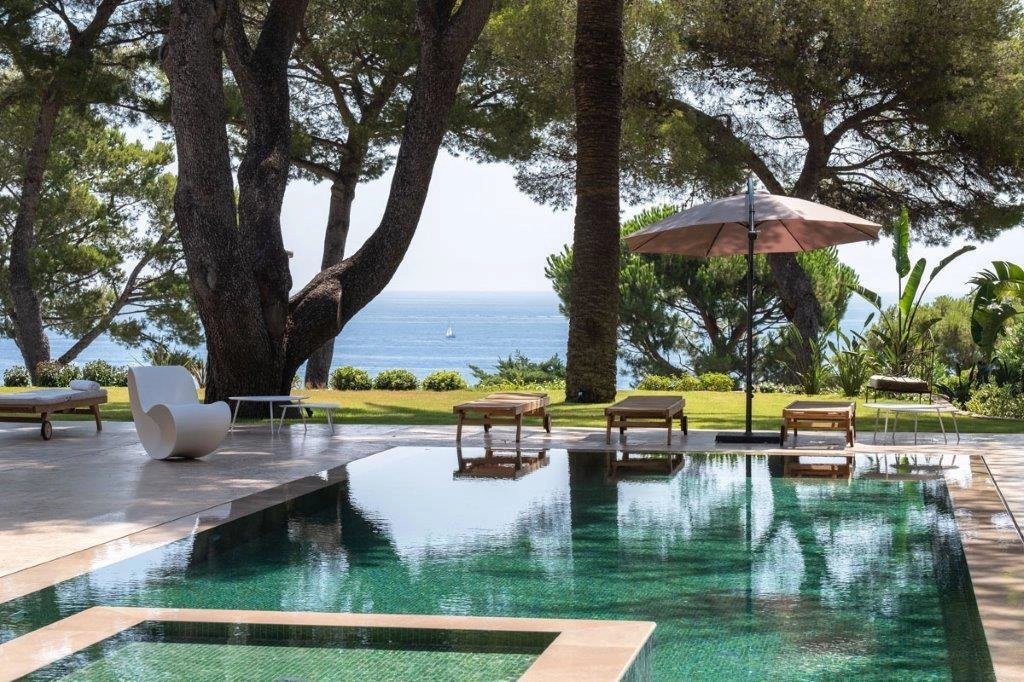 Provencal villa with flat gardens, pool and sea views