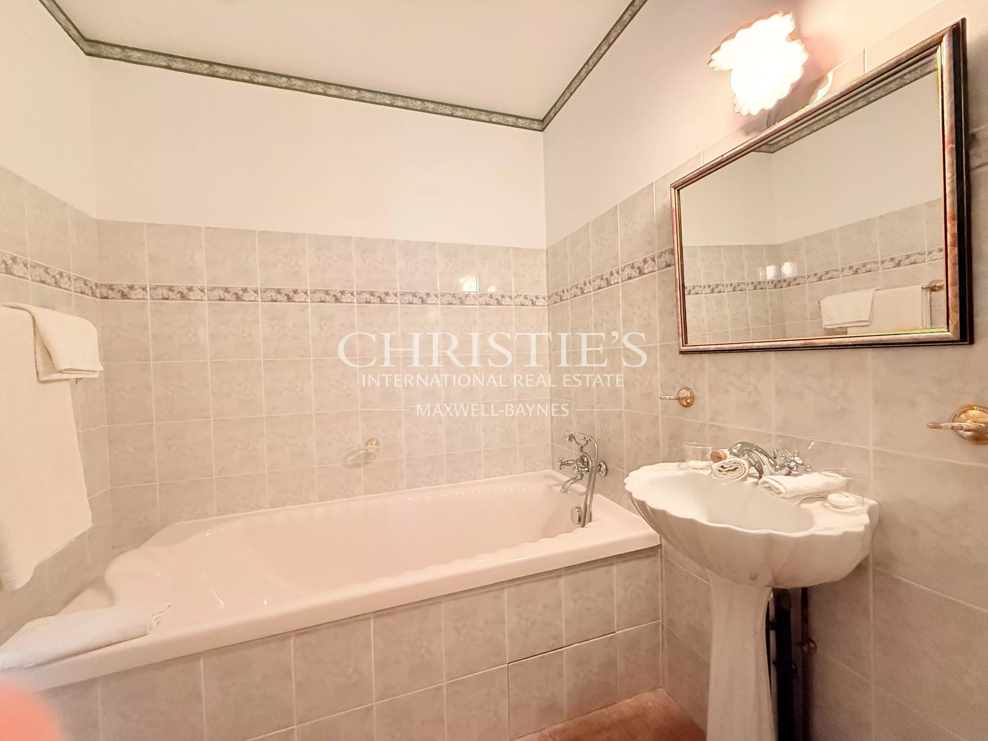 11 Bedroom Villa/Townhouse's Image 33