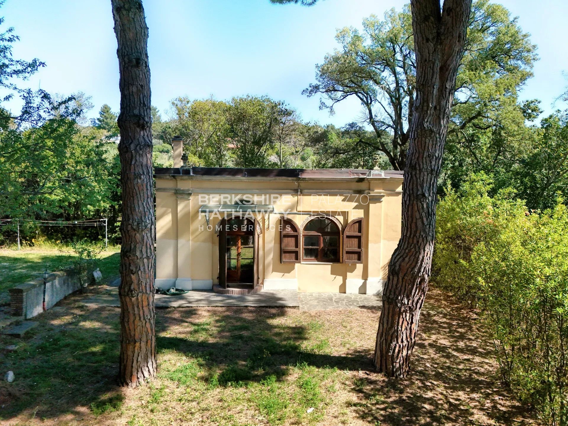 Elegante Villa d'Epoca con Vista Mare e Piscina a Riparbella