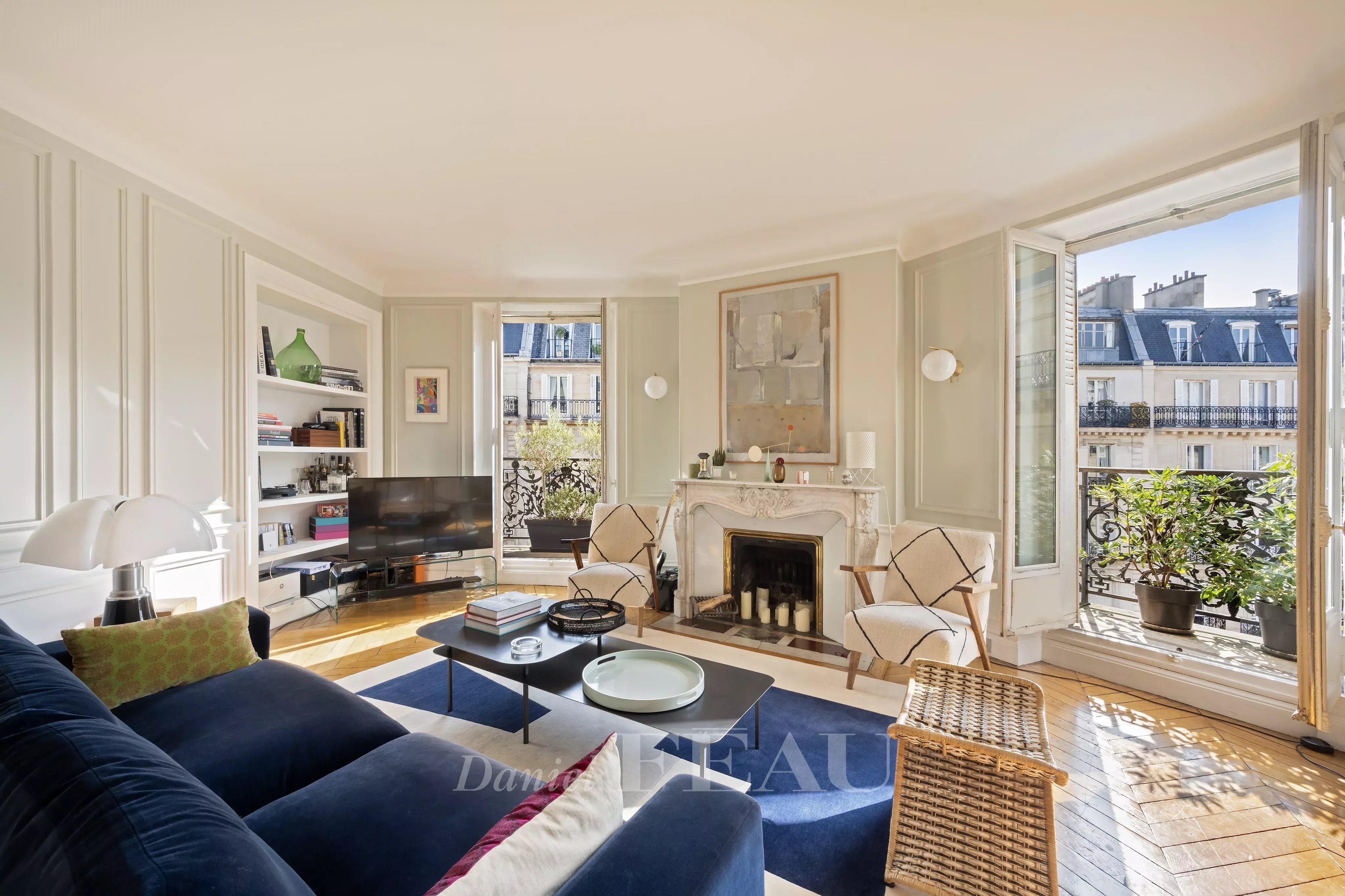 Paris VIe -  Place Saint Germain des Prés / Appartement d'angle avec balcon filant