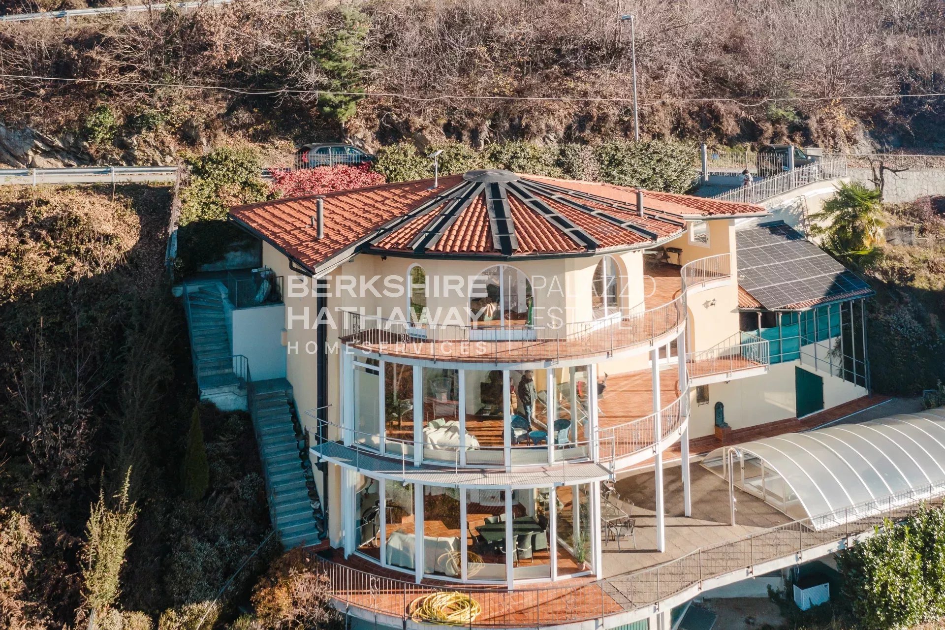 Villa moderna di lusso con vista panoramica sul Lago Maggiore e sulle Alpi