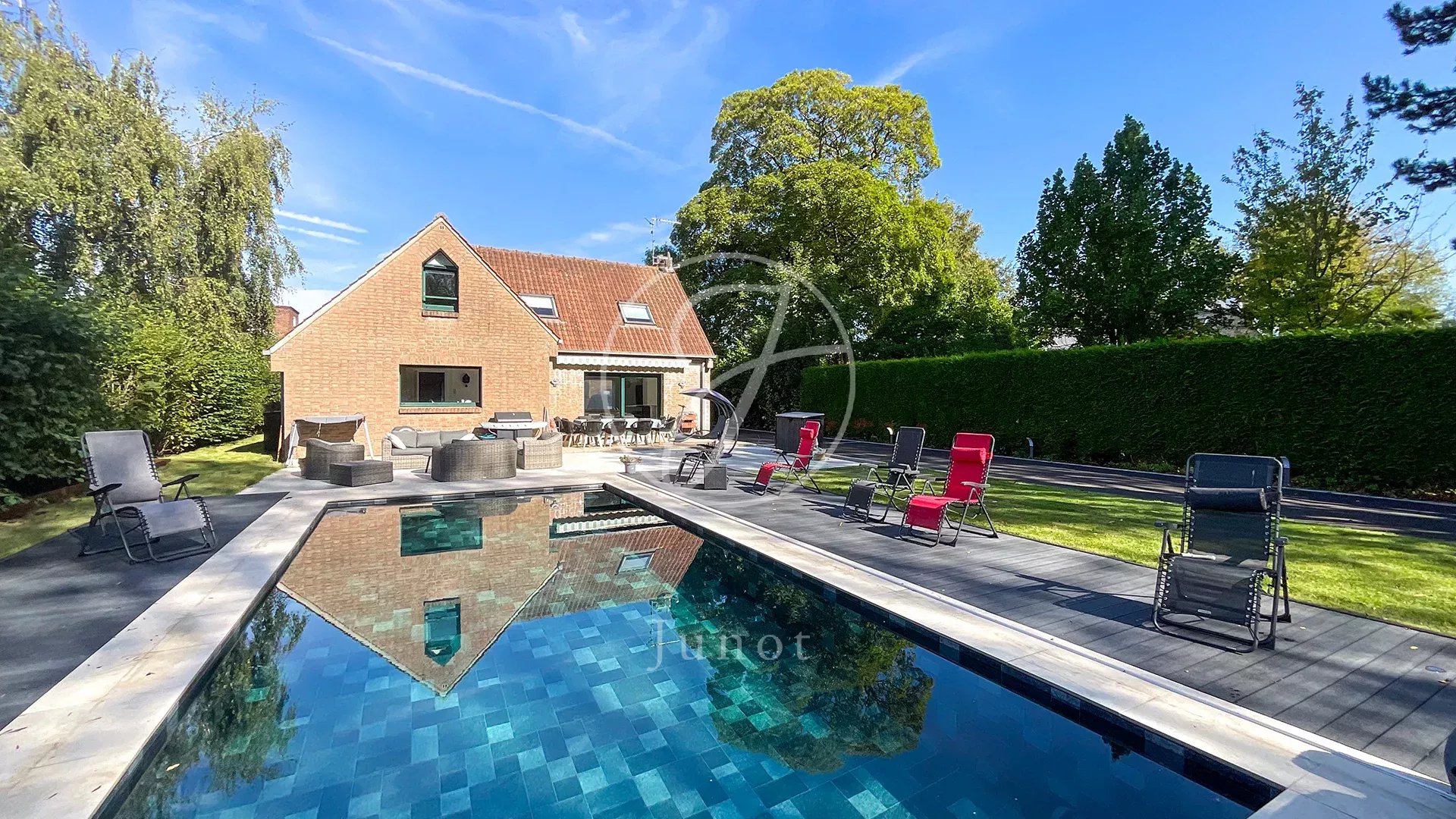 HEM - Maison à vendre -  200 m² - 7 pièces – 5 chambres – Jardin -Piscine – Garage - Cave