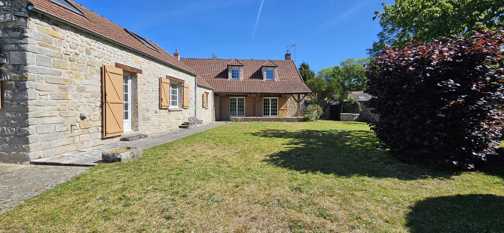 Charme et Authenticité : Magnifique Propriété en Pierres avec Dépendance Aménageable sur Grand Terrain Clos !