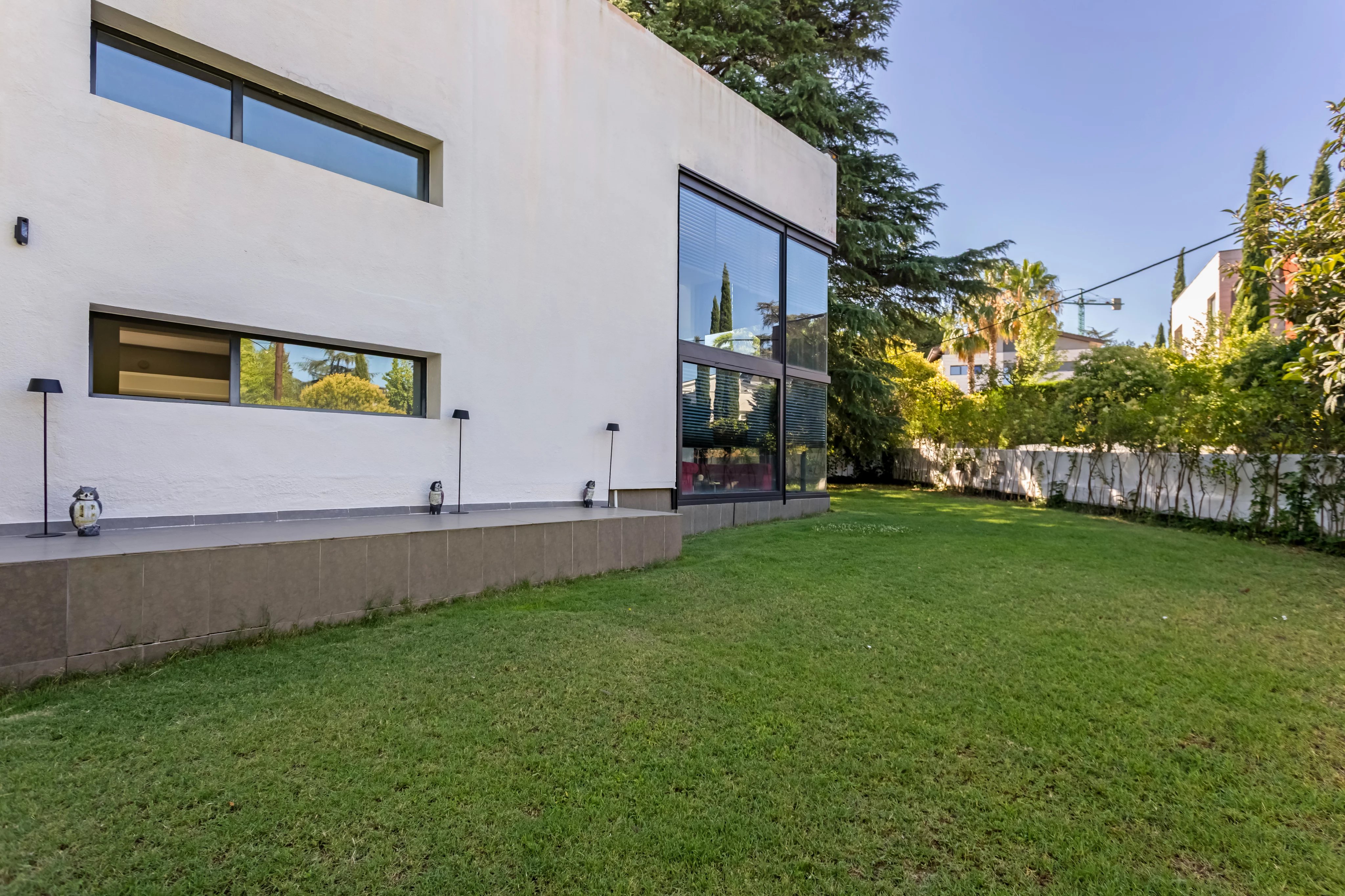 Modern 2-Bedroom House with Pool in Mirasierra, Madrid