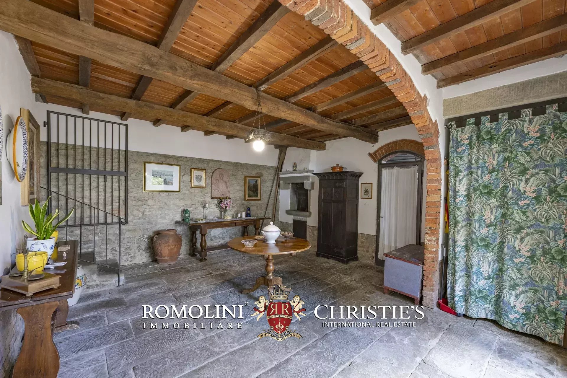 101-HA ESTATE WITH NATURAL SPRINGS FOR SALE BETWEEN AREZZO AND FLORENCE