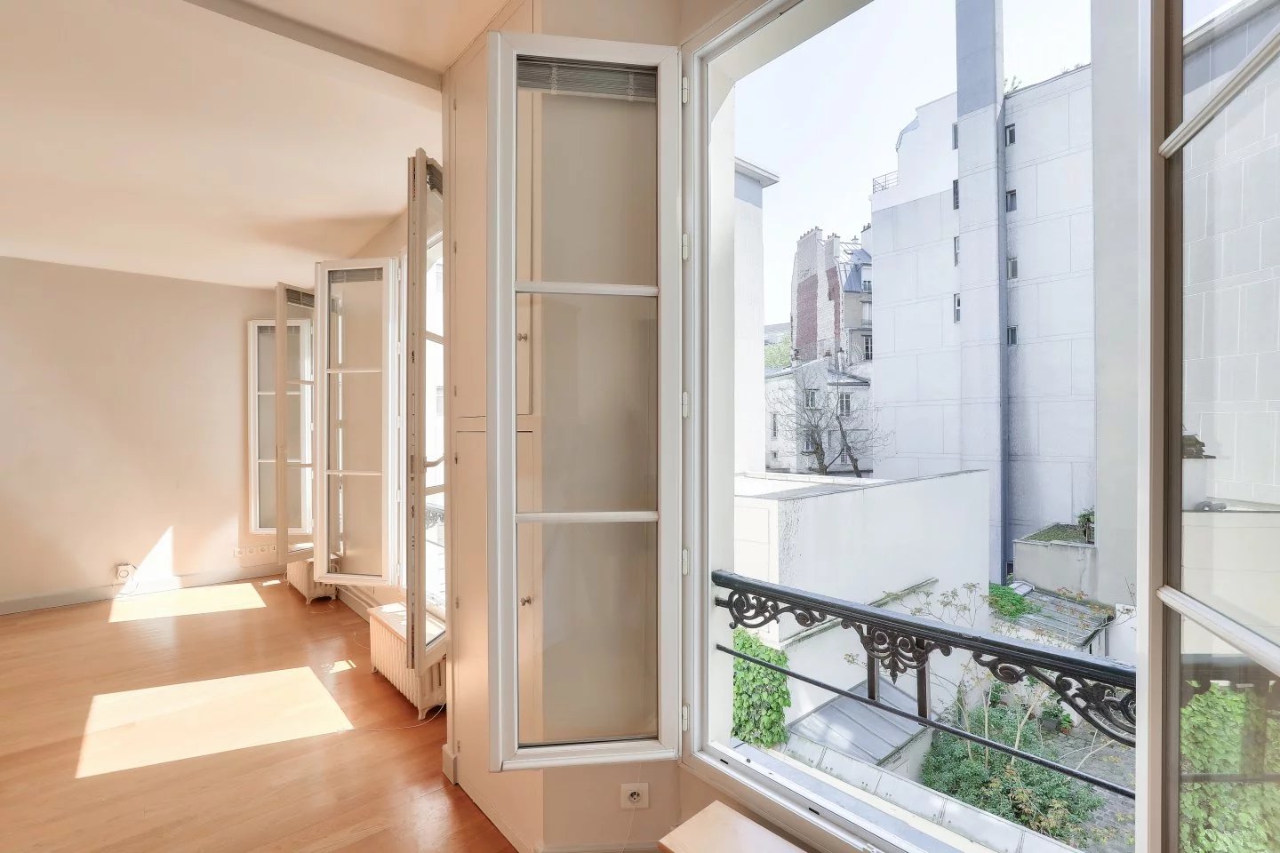 Paris 7th District – A sunny pied a terre