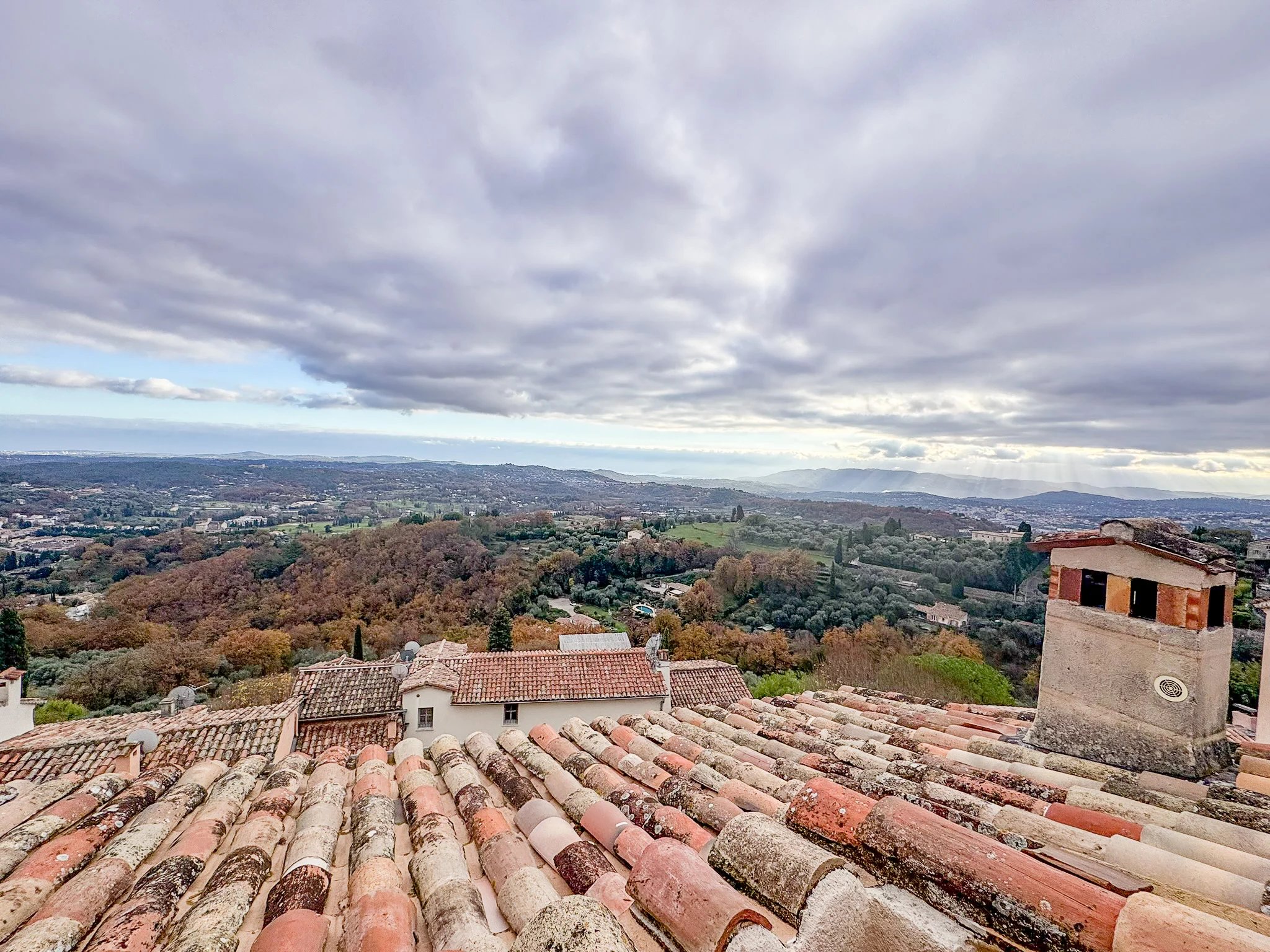 Charmante maison de village vue mer panoramique à Chateauneuf -Grasse. Un véritable rêve!