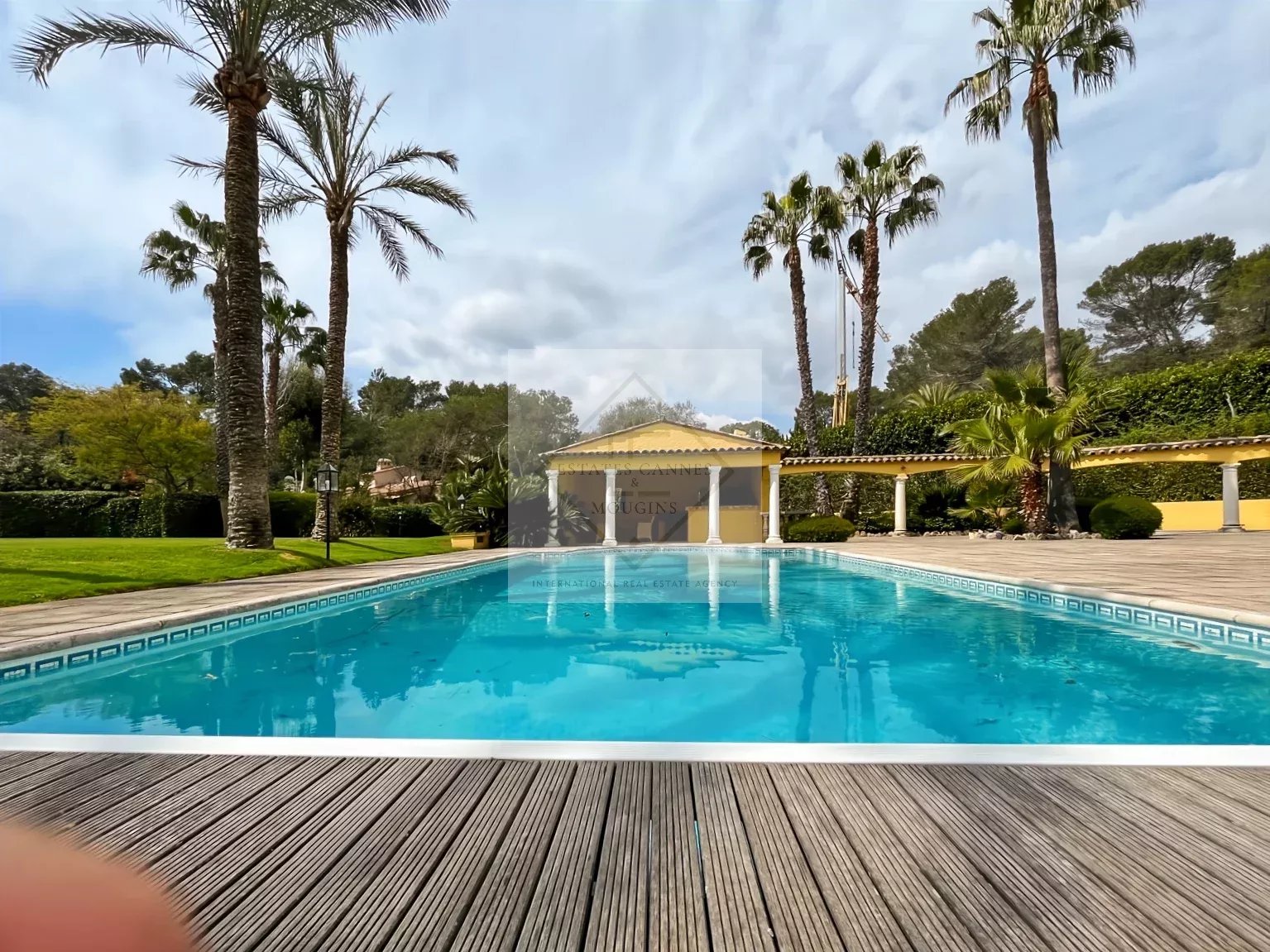 MOUGINS — VILLA D’EXCEPTION À LOUER À L’ANNÉE — photo 3