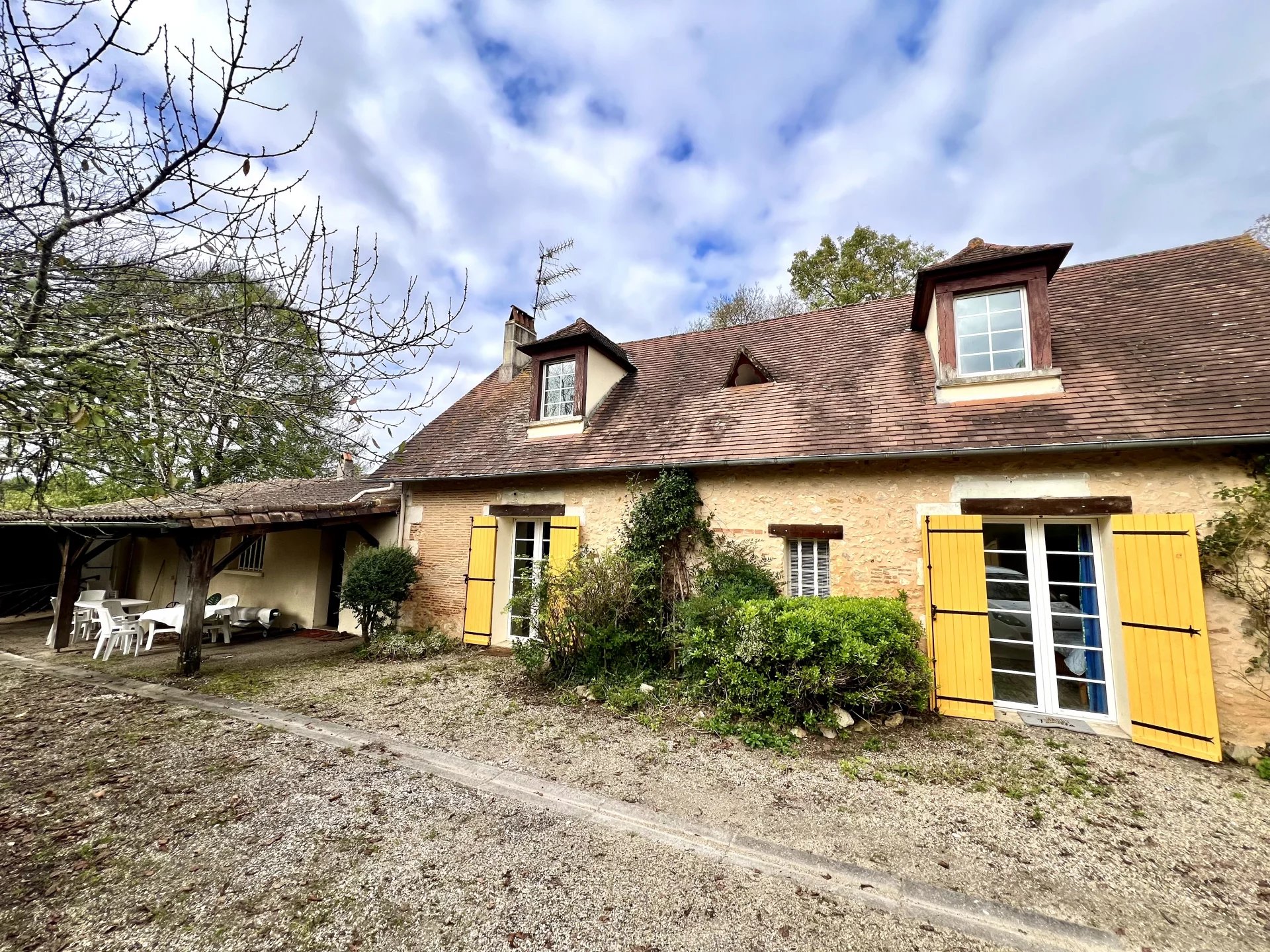 Fermette avec studio attenant et piscine sur 4 hectares