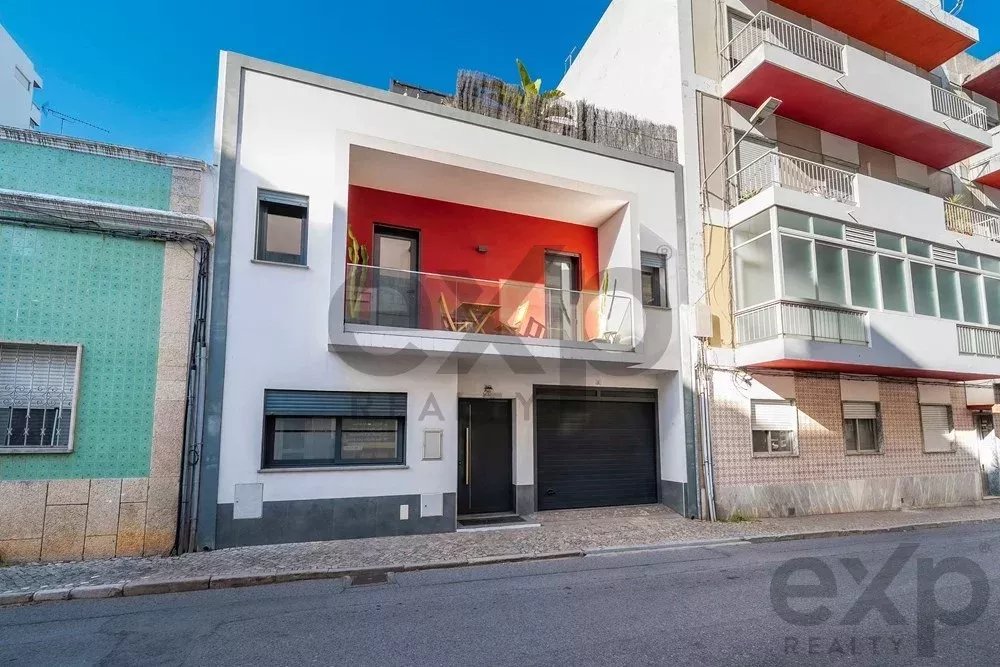 3+1 bedroom town house with patio, huge terrace and garage in the centre of Olhão