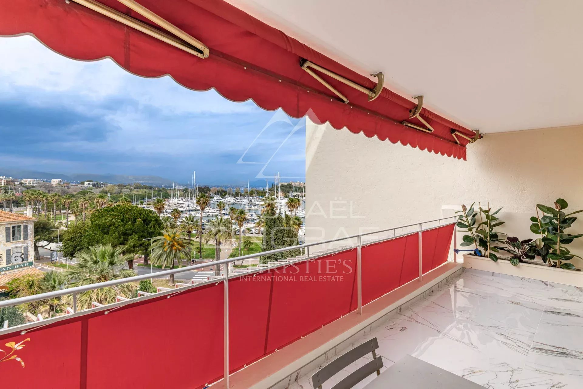 Superbe appartement rénové – Centre-ville d’Antibes, secteur Vauban – Vue dégagée sur le port