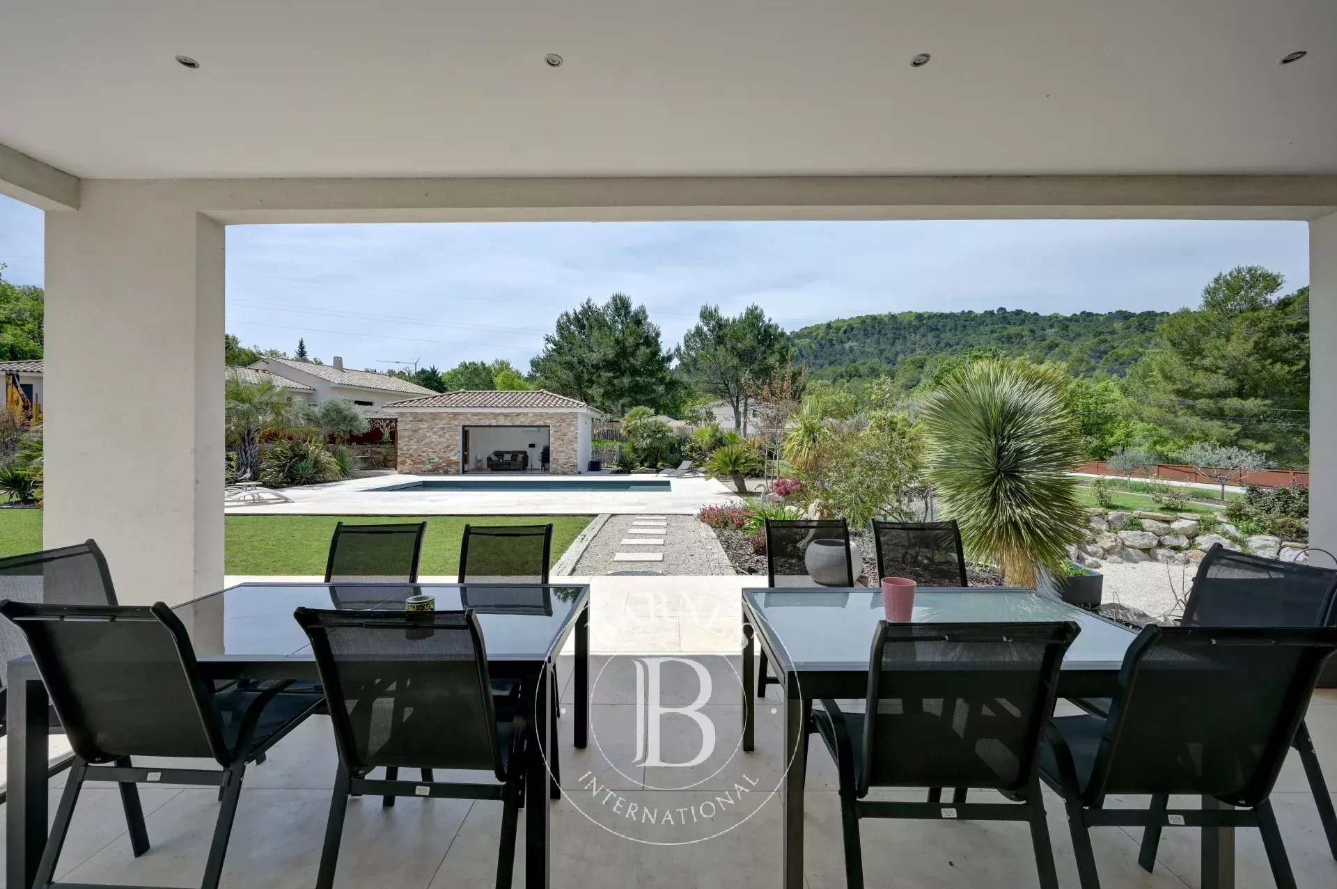 2NEAR AIX-EN-PROVENCE – CONTEMPORARY HOUSE 4,747 SQ FT – 7 BEDROOMS – HEATED SWIMMING POOL – LANDSCAPED GARDEN 0.99 ACRES – ABSOLUTE TRANQUILLITY - picture 12