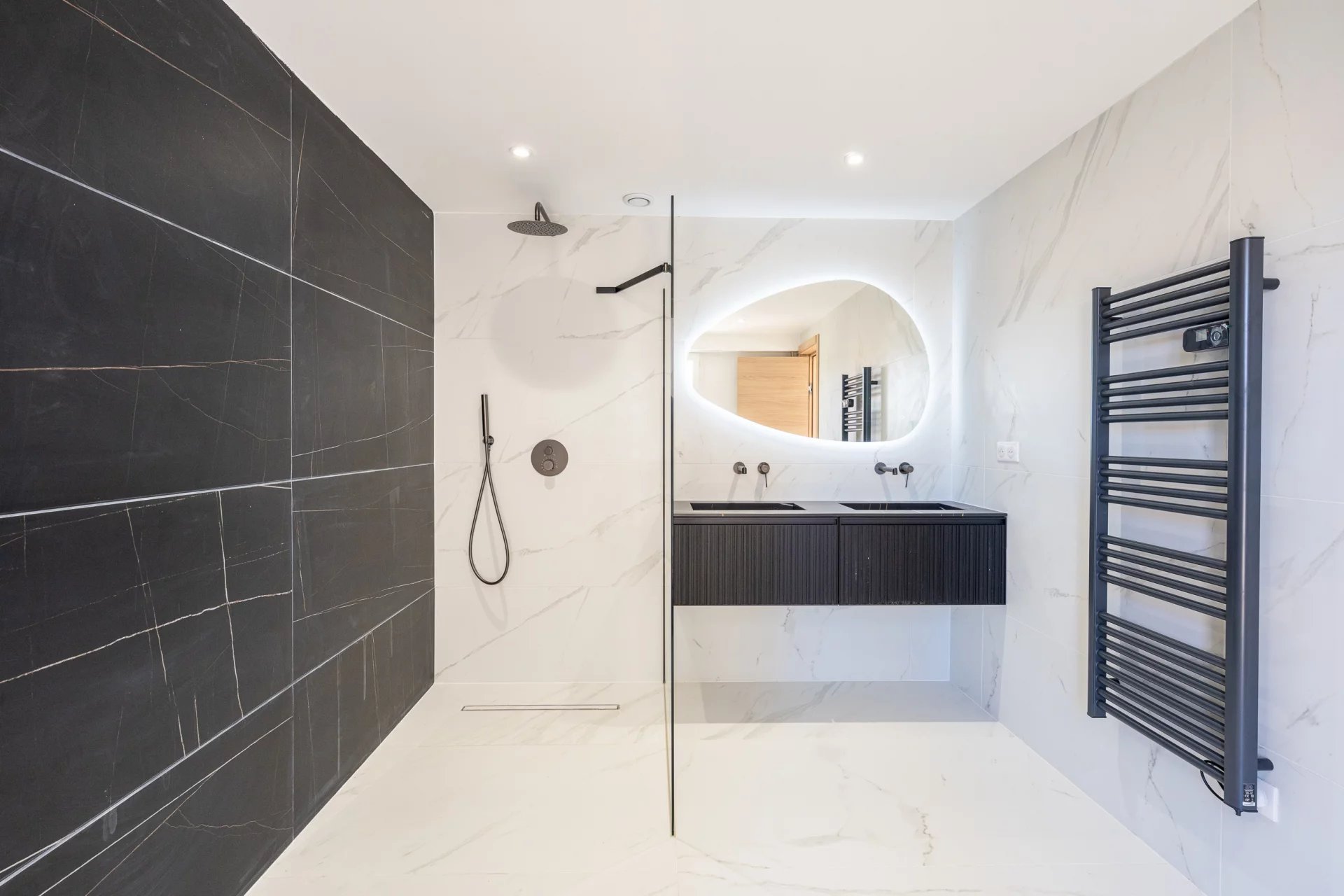 SUPERB PENTHOUSE WITH PANORAMIC SEA VIEW — 3 GARAGES — CANNES CENTRE