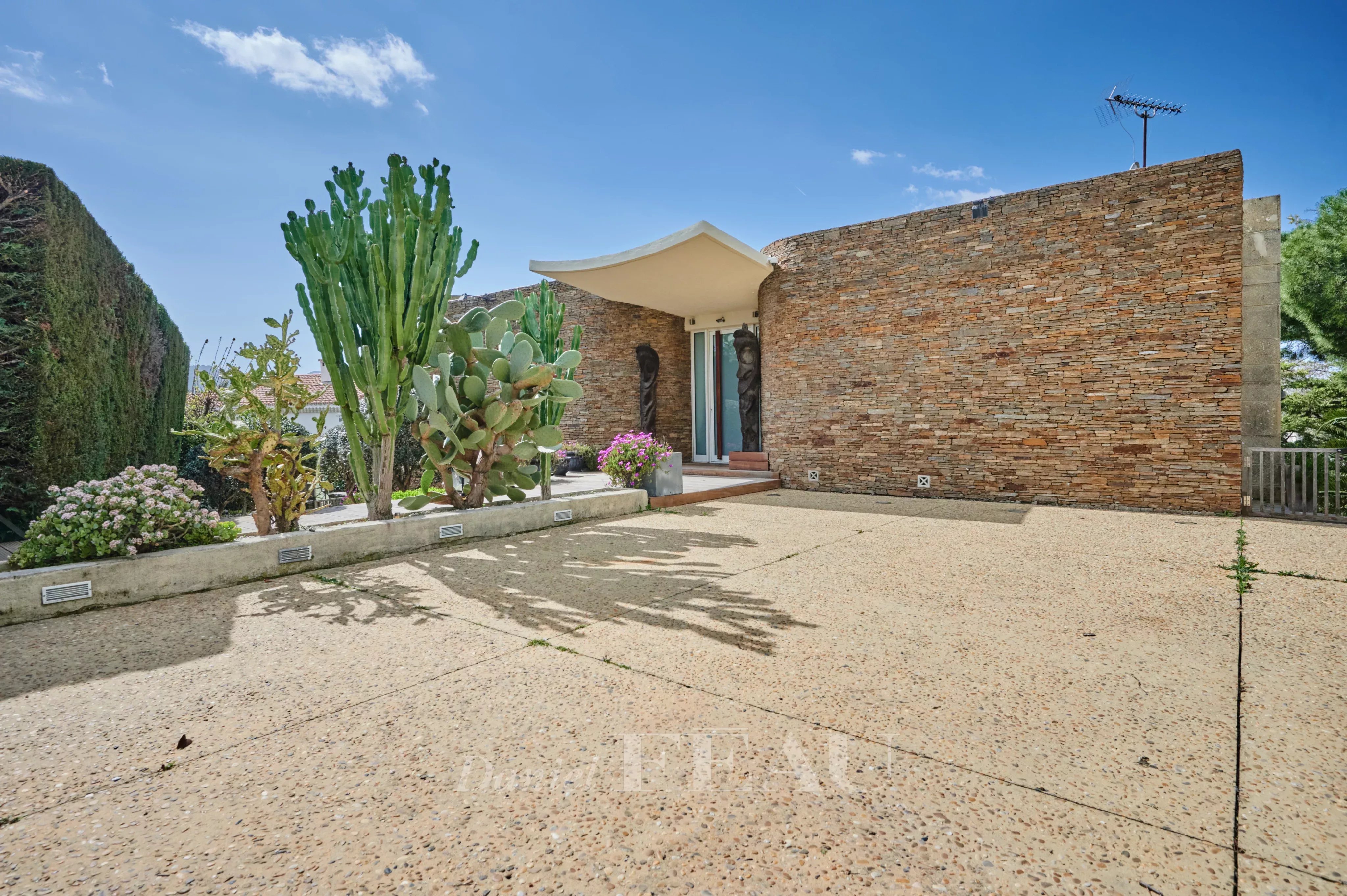 Marseille 8th District – A 6-bed property with a swimming pool