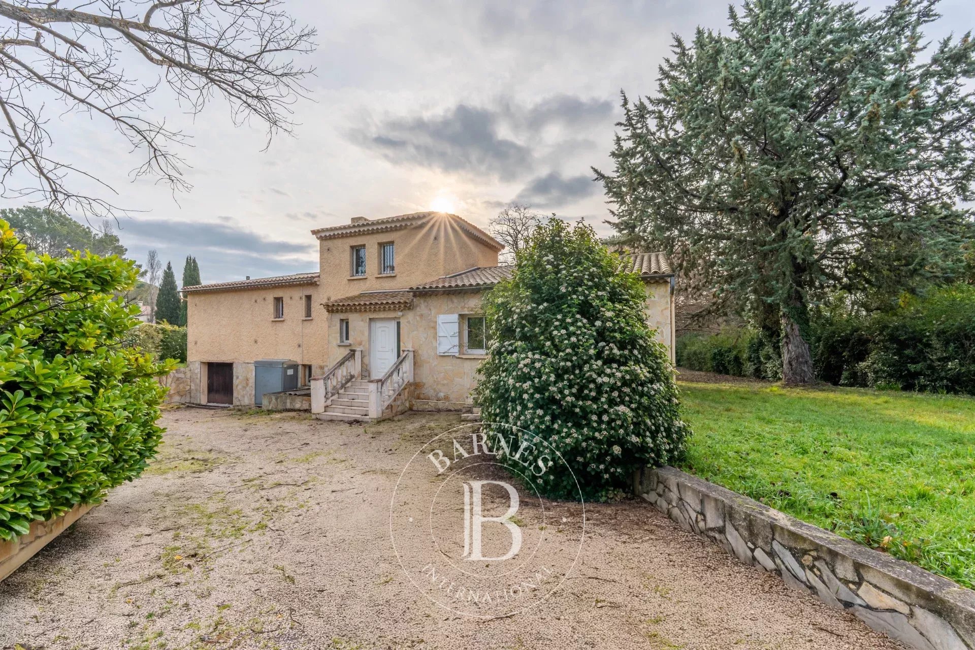 HOUSE - AIX-EN-PROVENCE - 4 BEDROOMS - 9 ROOMS - 285sqm TOTAL SURFACE - GARDEN