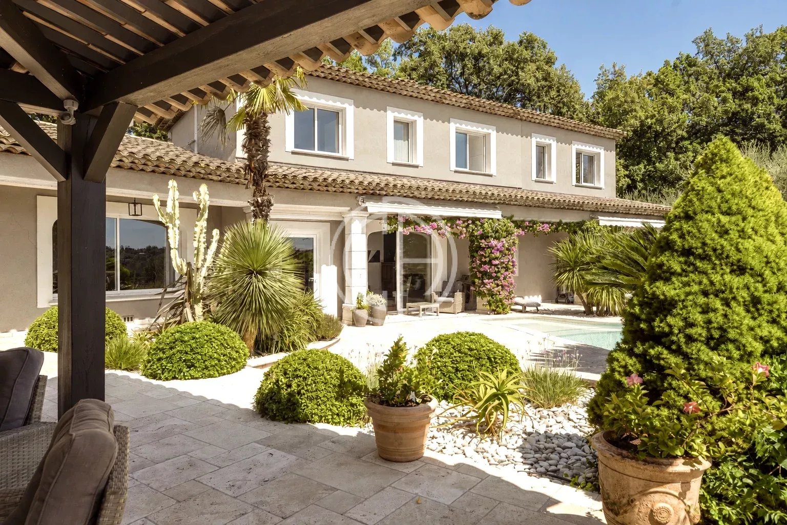 SUPERB VILLA - MOUGINS RESIDENTIAL
