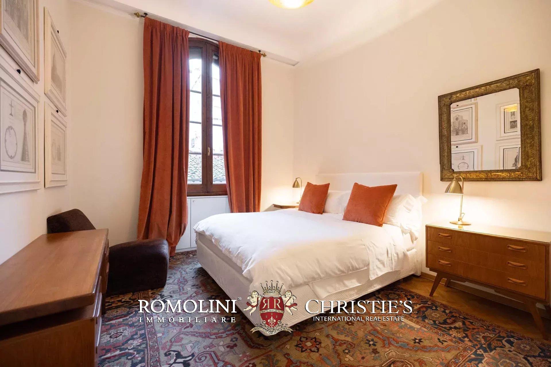 PRACHTVOLLER RESTAURIERTER PALAZZO MIT BLICK AUF DAS HISTORISCHE ZENTRUM VON FLORENZ ZU VERKAUFEN