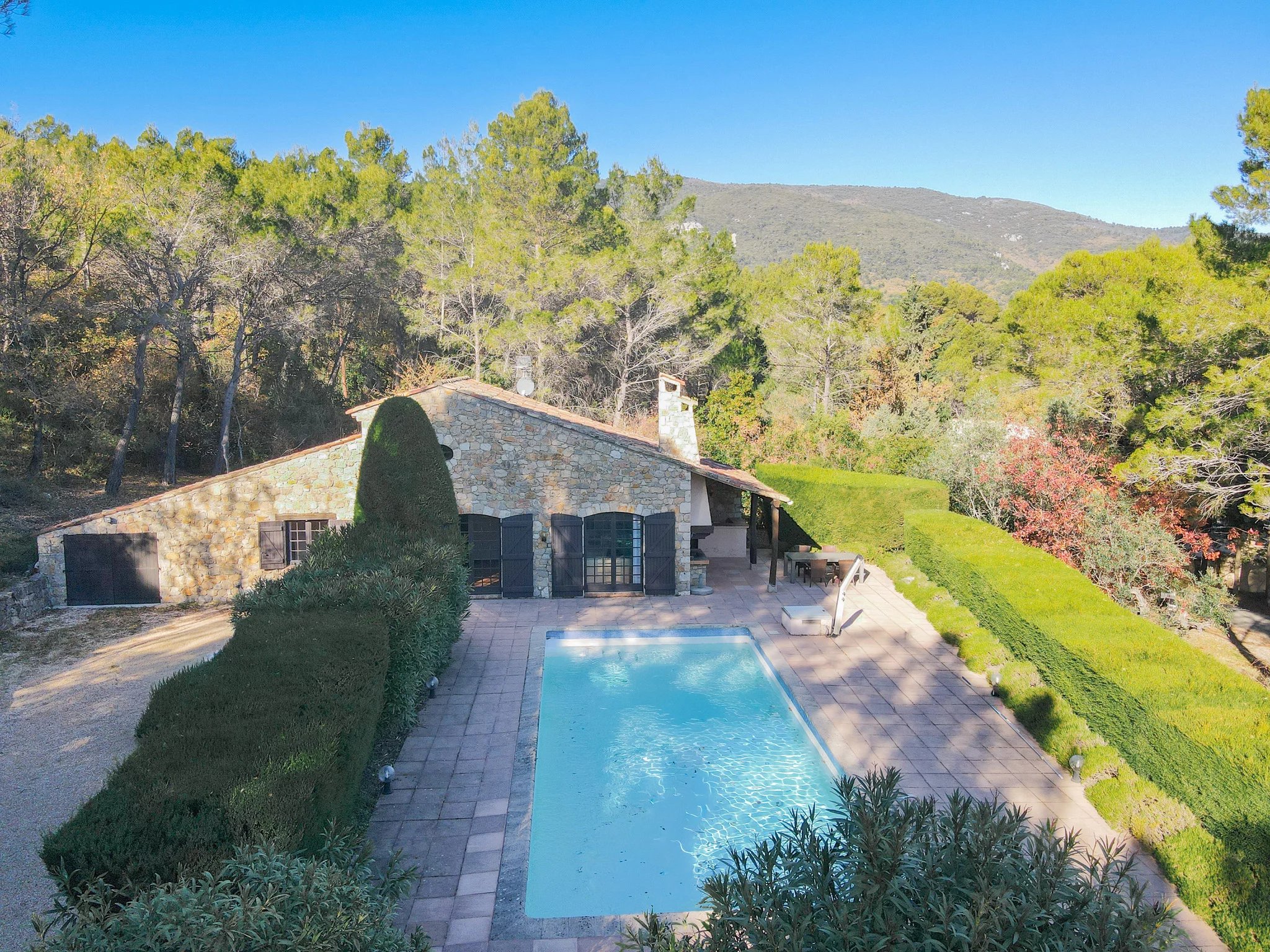 Charmante maison en pierre avec piscine à Seillans