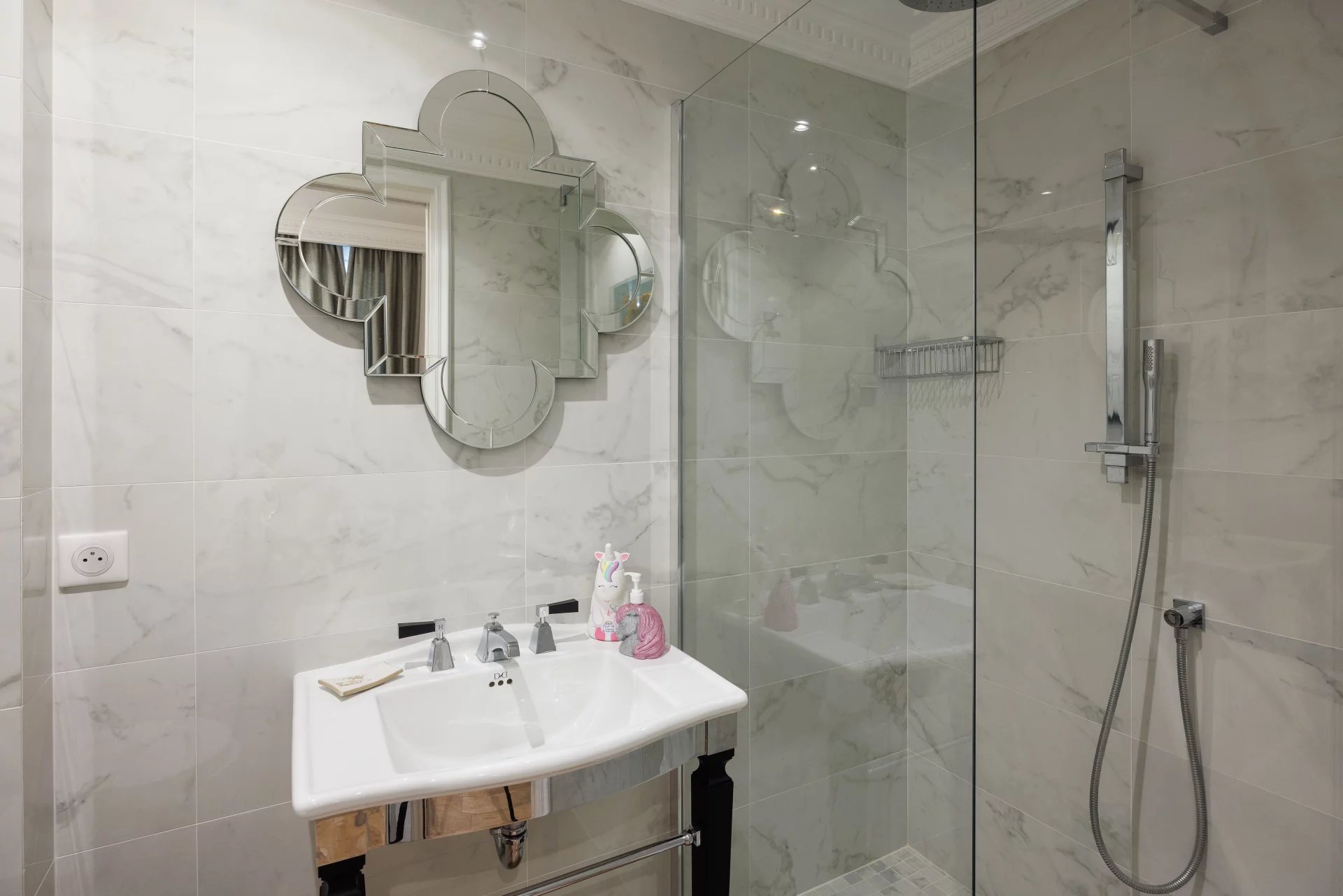 Tastefully renovated villa with guest house and open views