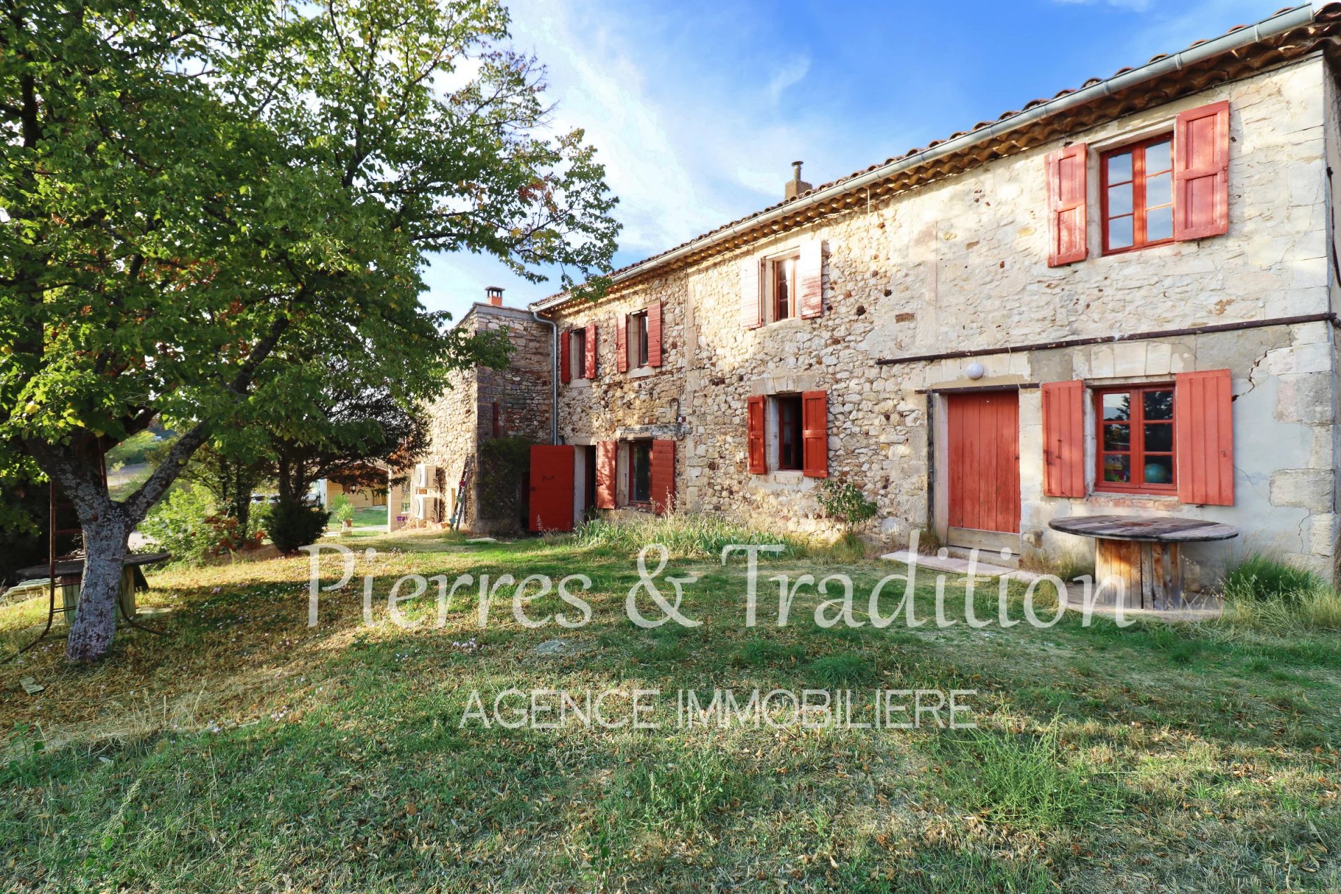 APT, Old stone farmhouse partly renovated with swimming pool and large plot