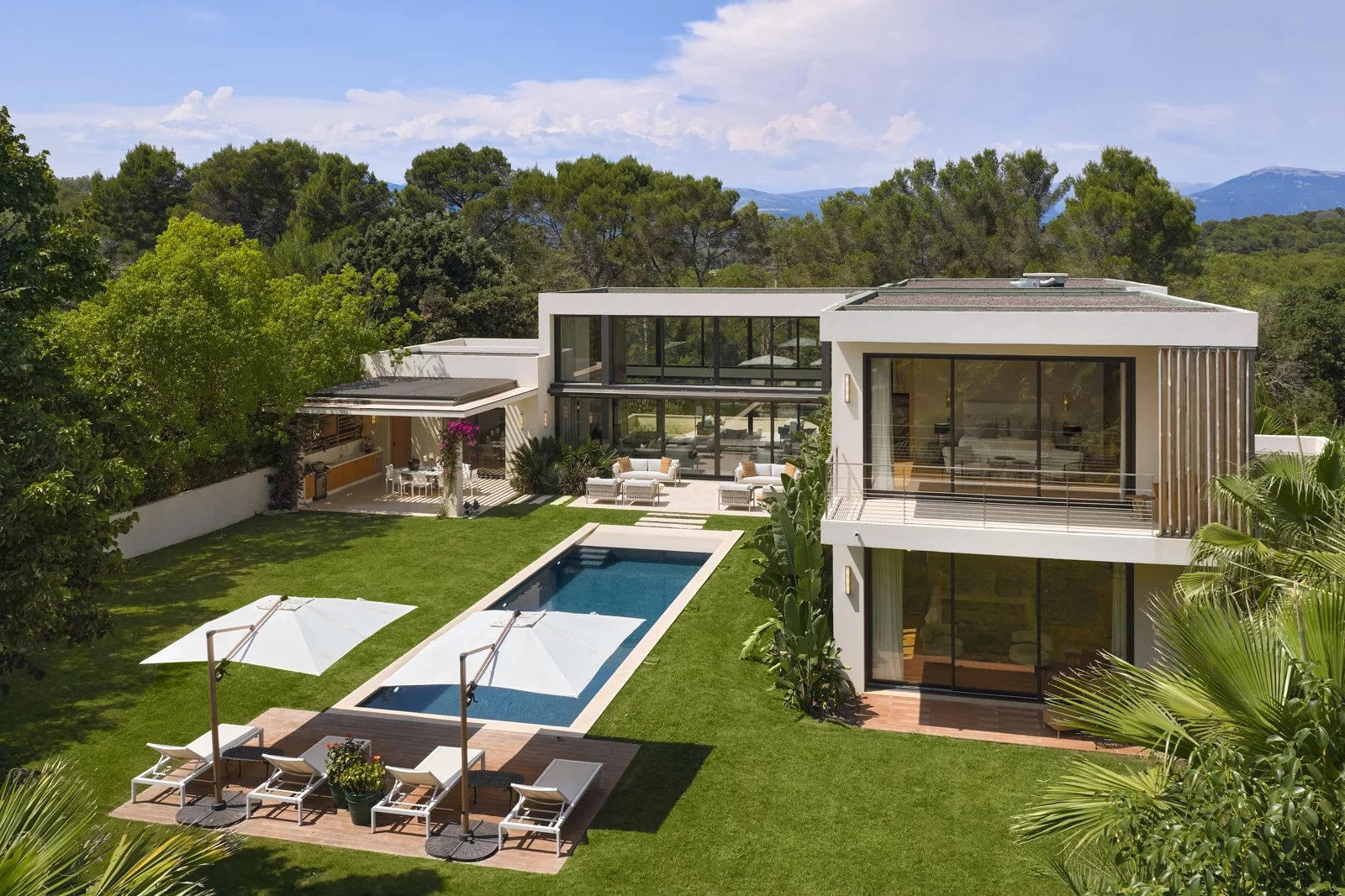 MOUGINS – Magnifique villa contemporaine neuve au sein d'un domaine fermé