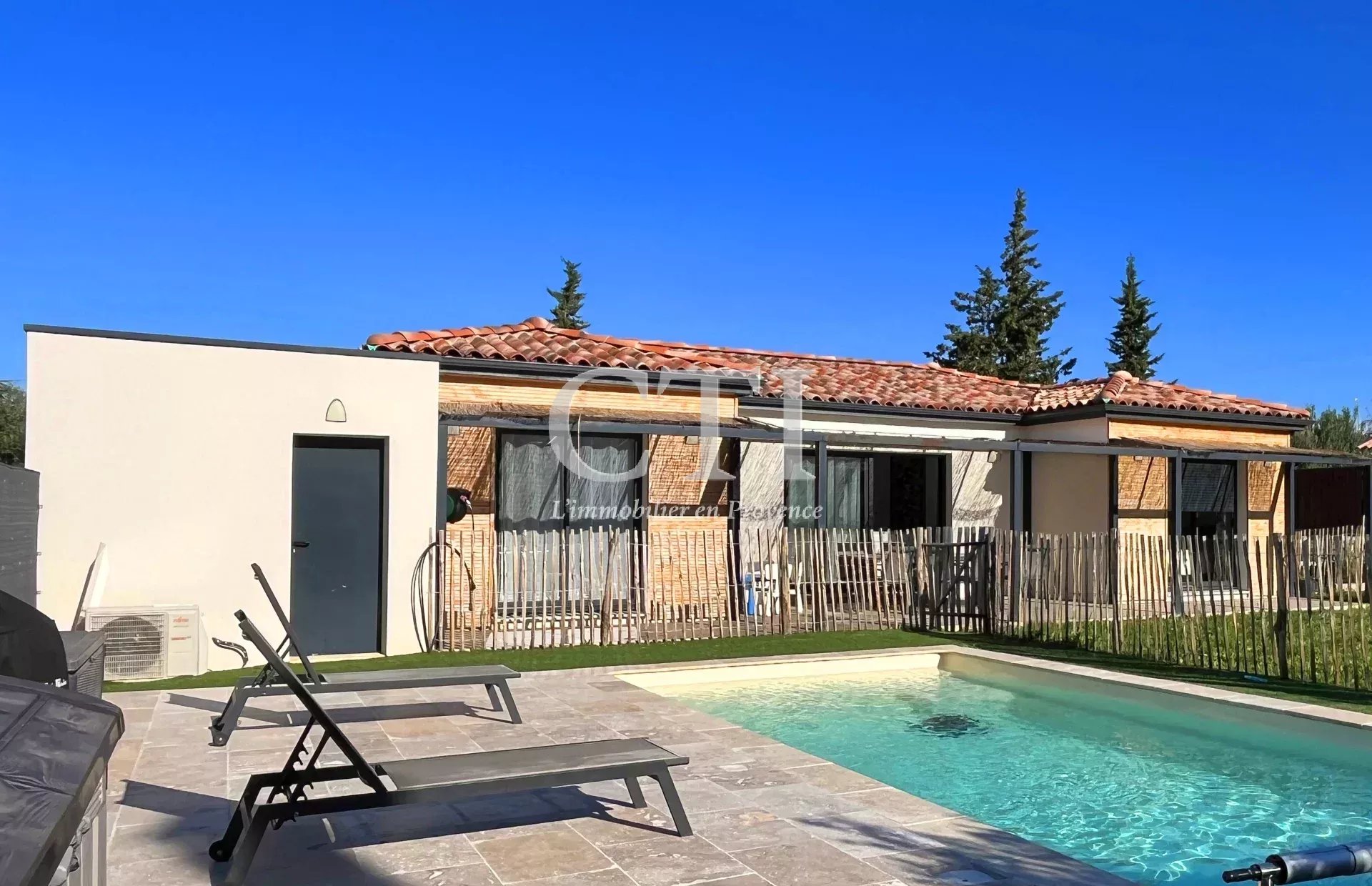 A vendre, Villa récente de plain-pied avec terrain paysagé et piscine