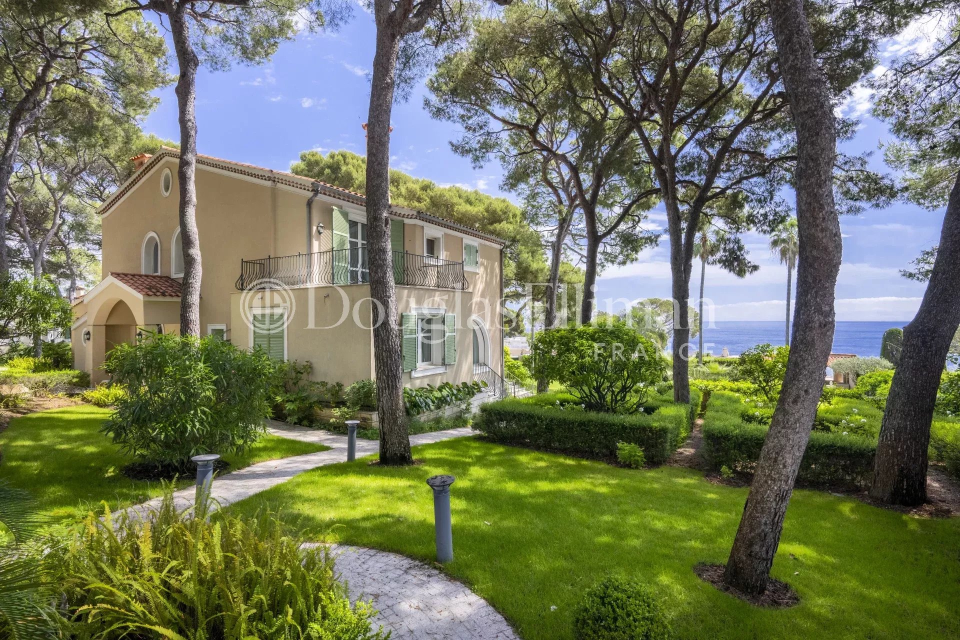 SAINT-JEAN-CAP-FERRAT - Propriété avec vue mer proche du Grand Hôtel