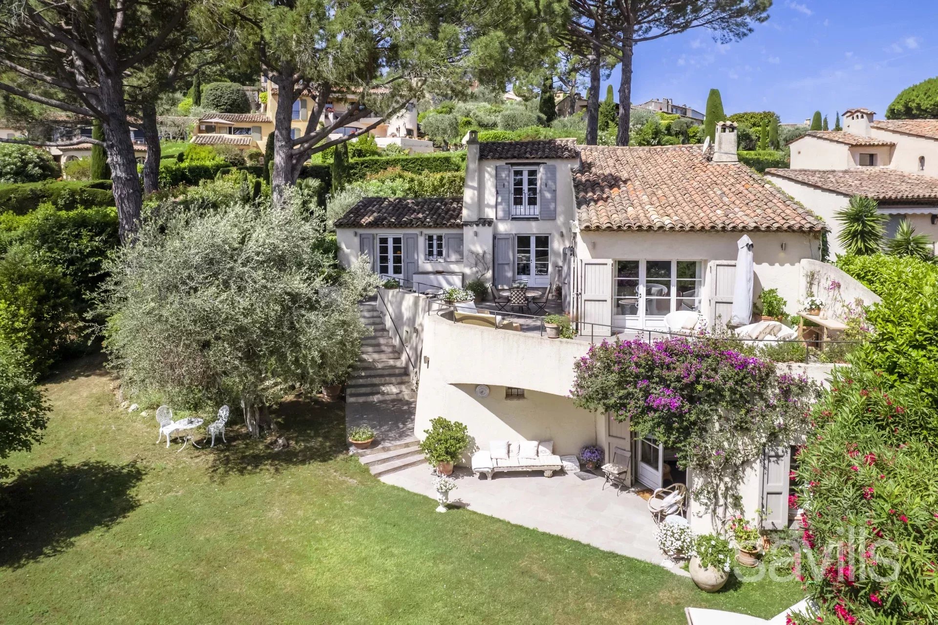 Elegant villa in a sought-after private estate