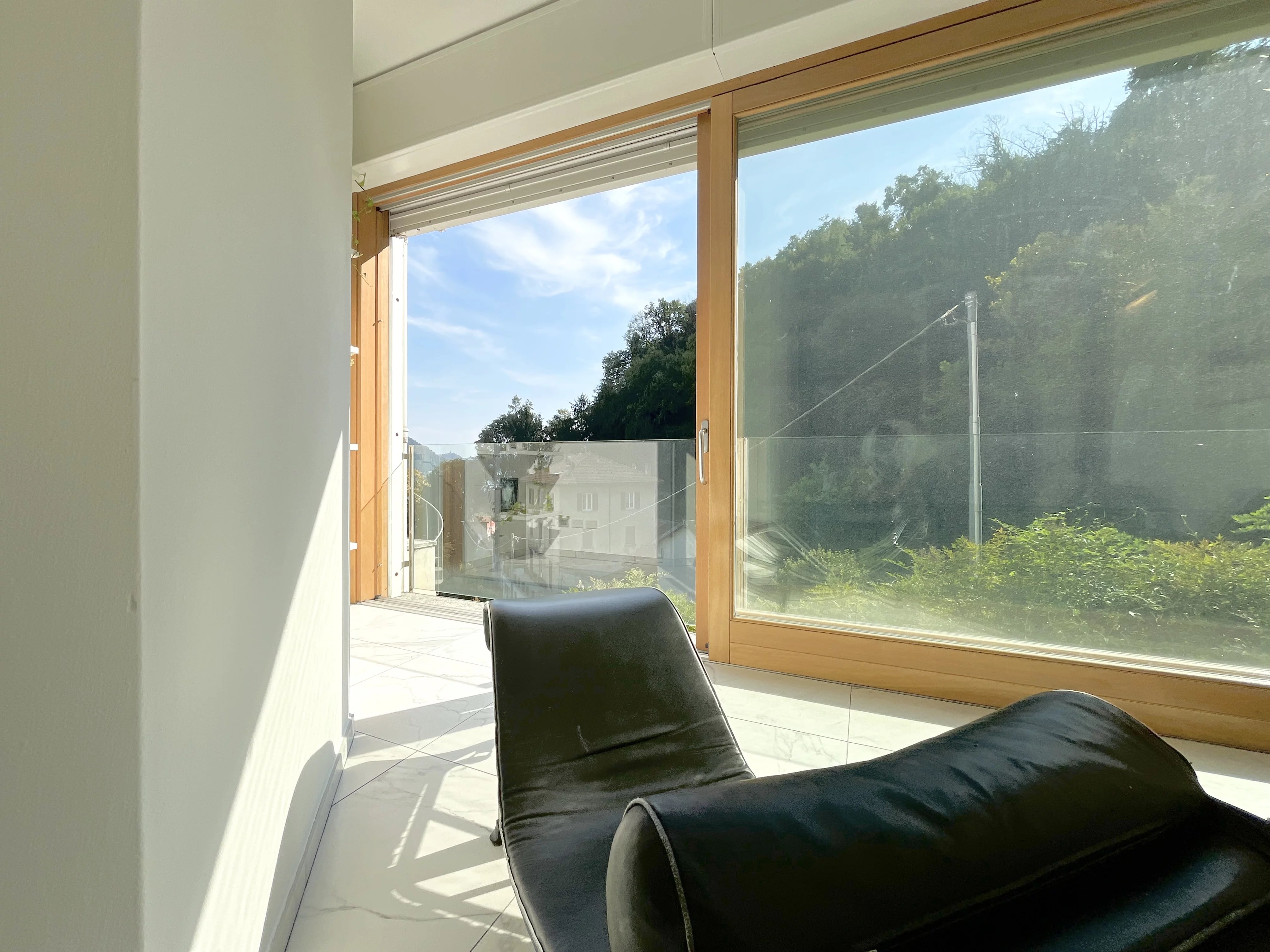 Appartement avec Plafonds Hauts, Baies Vitrées Panoramiques et Jardin Privé au Cœur de Cernobbio - picture 30 title=