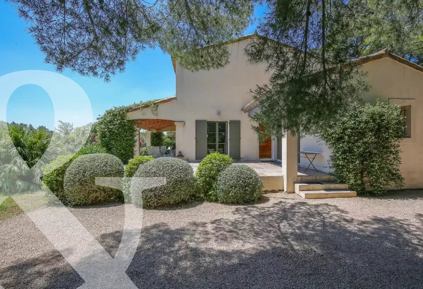 AU CALME DANS UN TRES BEAU PARC