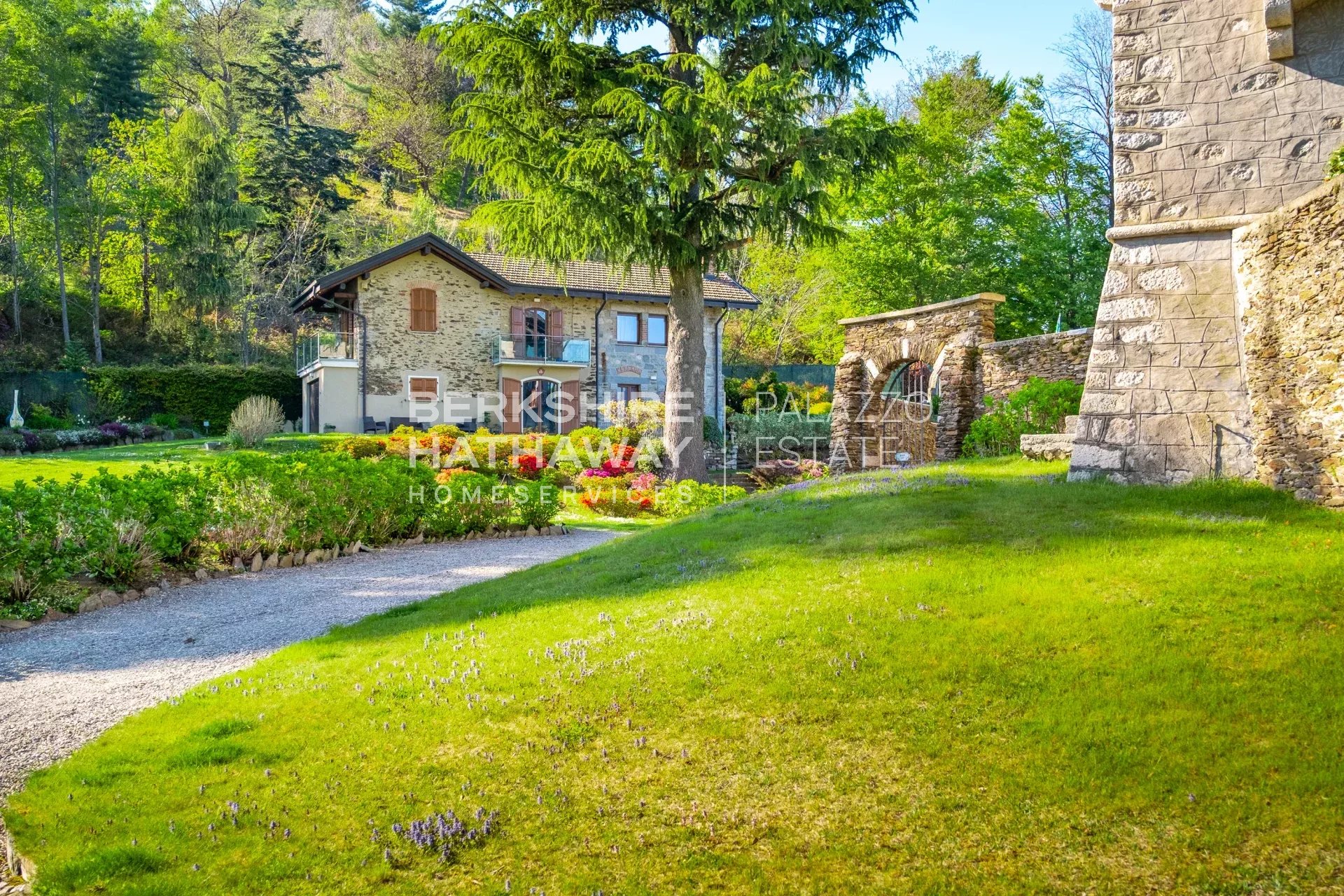 Historic Panoramic Villa with Botanical Park and Lake View