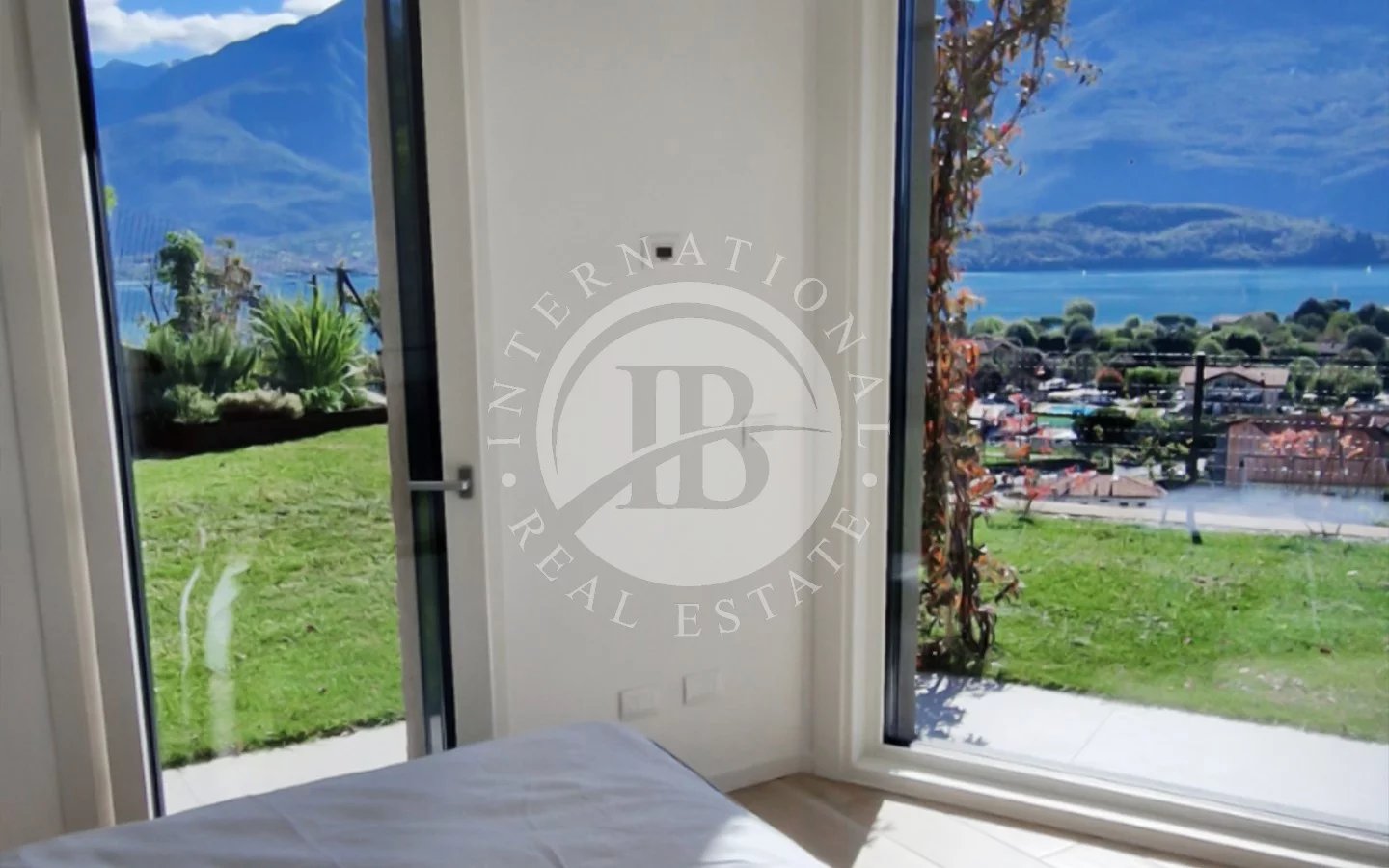 Apartment in Domaso - Image 2