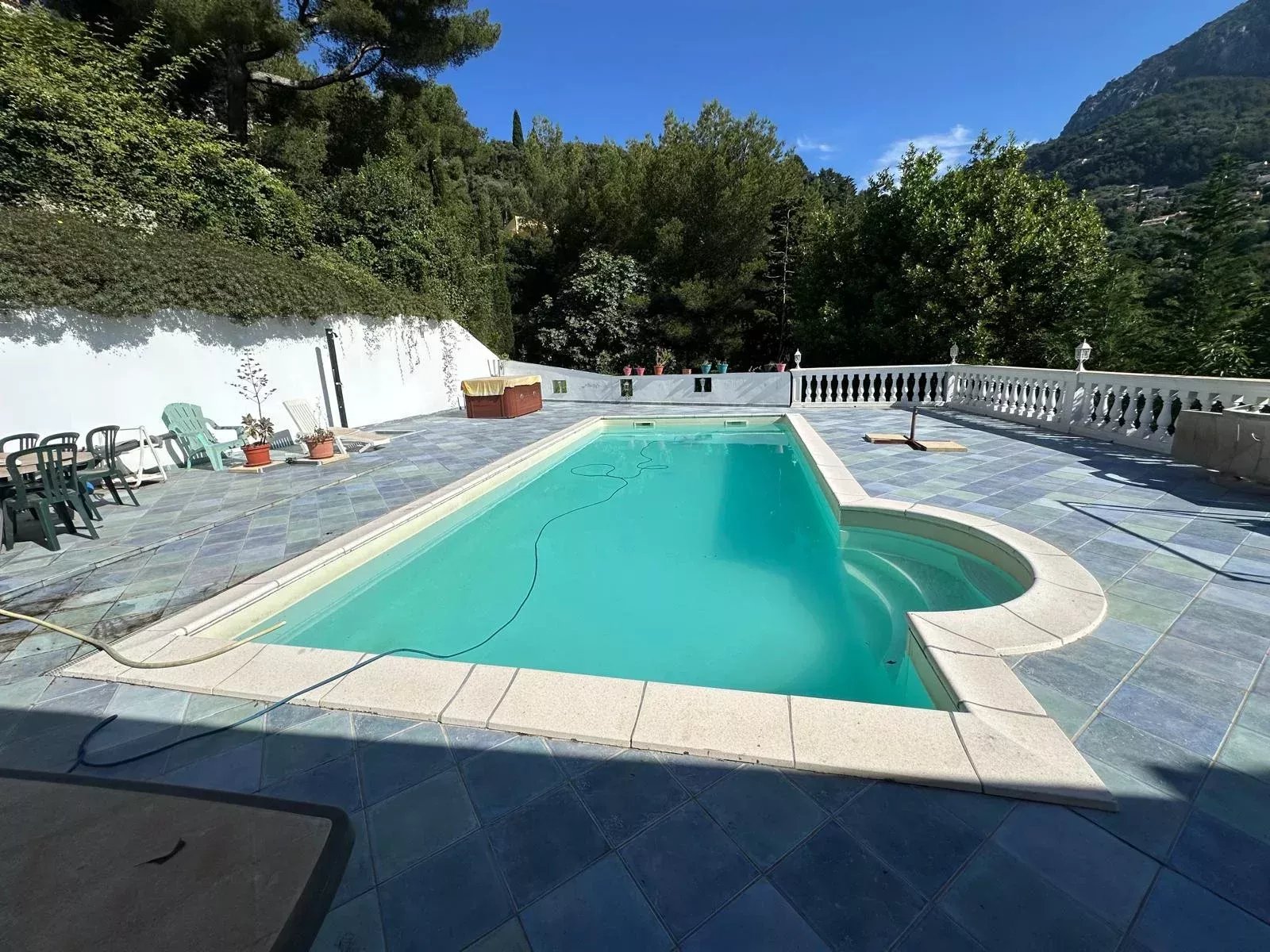 MENTON CASTELLAR: VILLA PROVENZALE CON VISTA MARE, PISCINA E JACUZZI