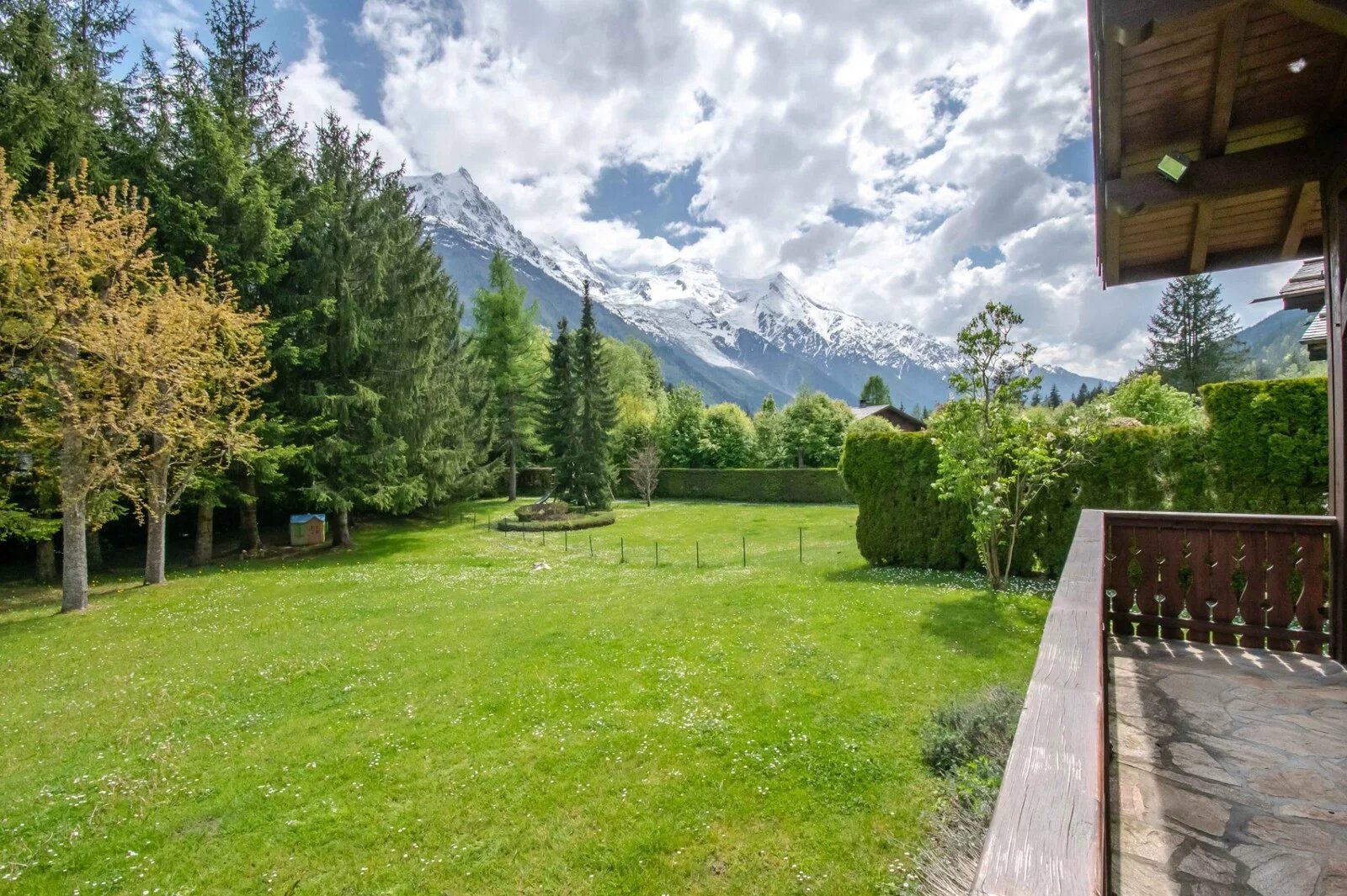 SOUTH-FACING CHALET - FACING MONT BLANC