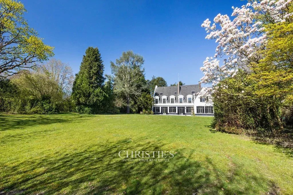 Manoirwijk – Charmante villa op een achterliggend perceel van 55 are