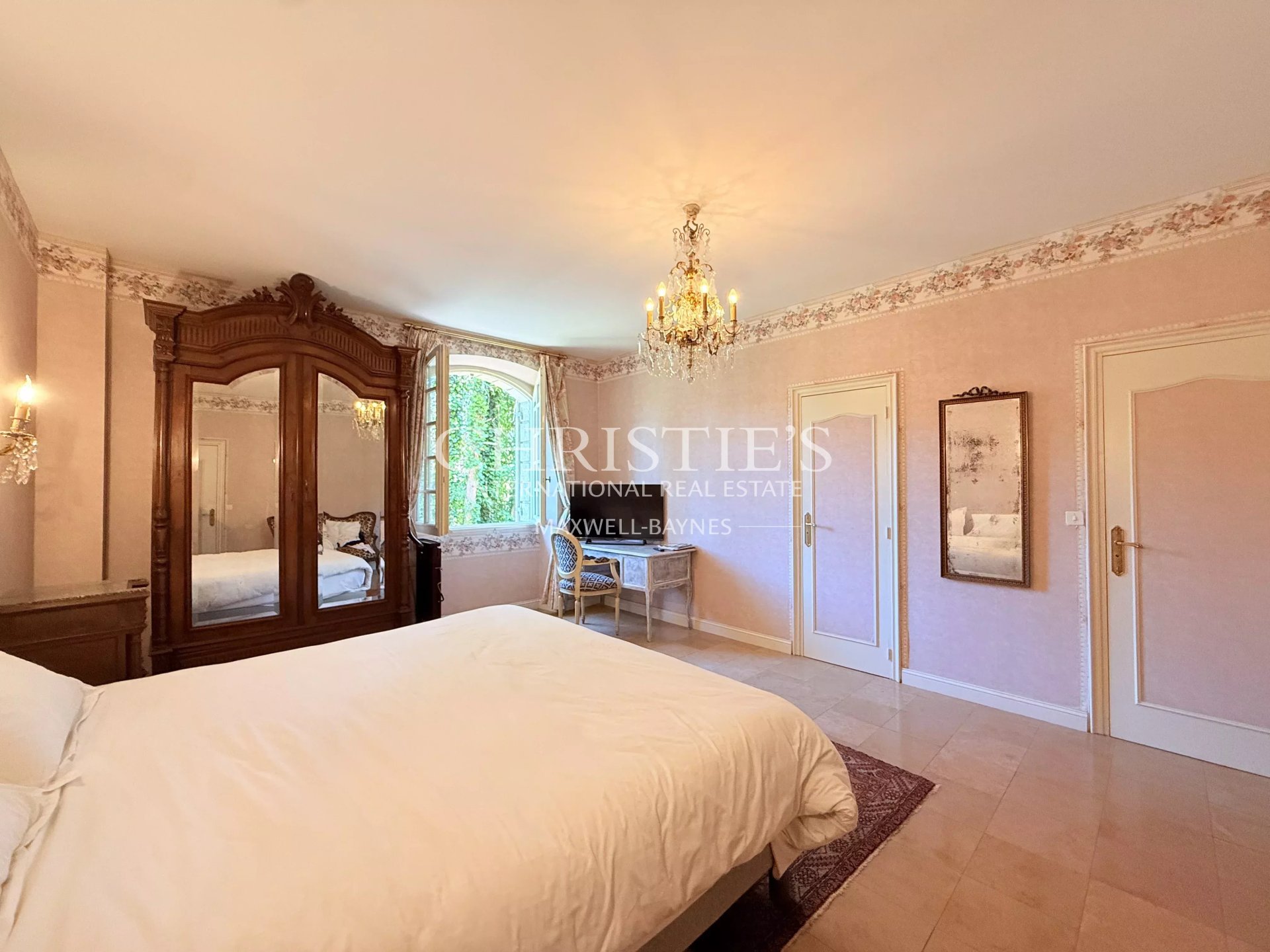 11 Bedroom Villa/Townhouse's Image 23
